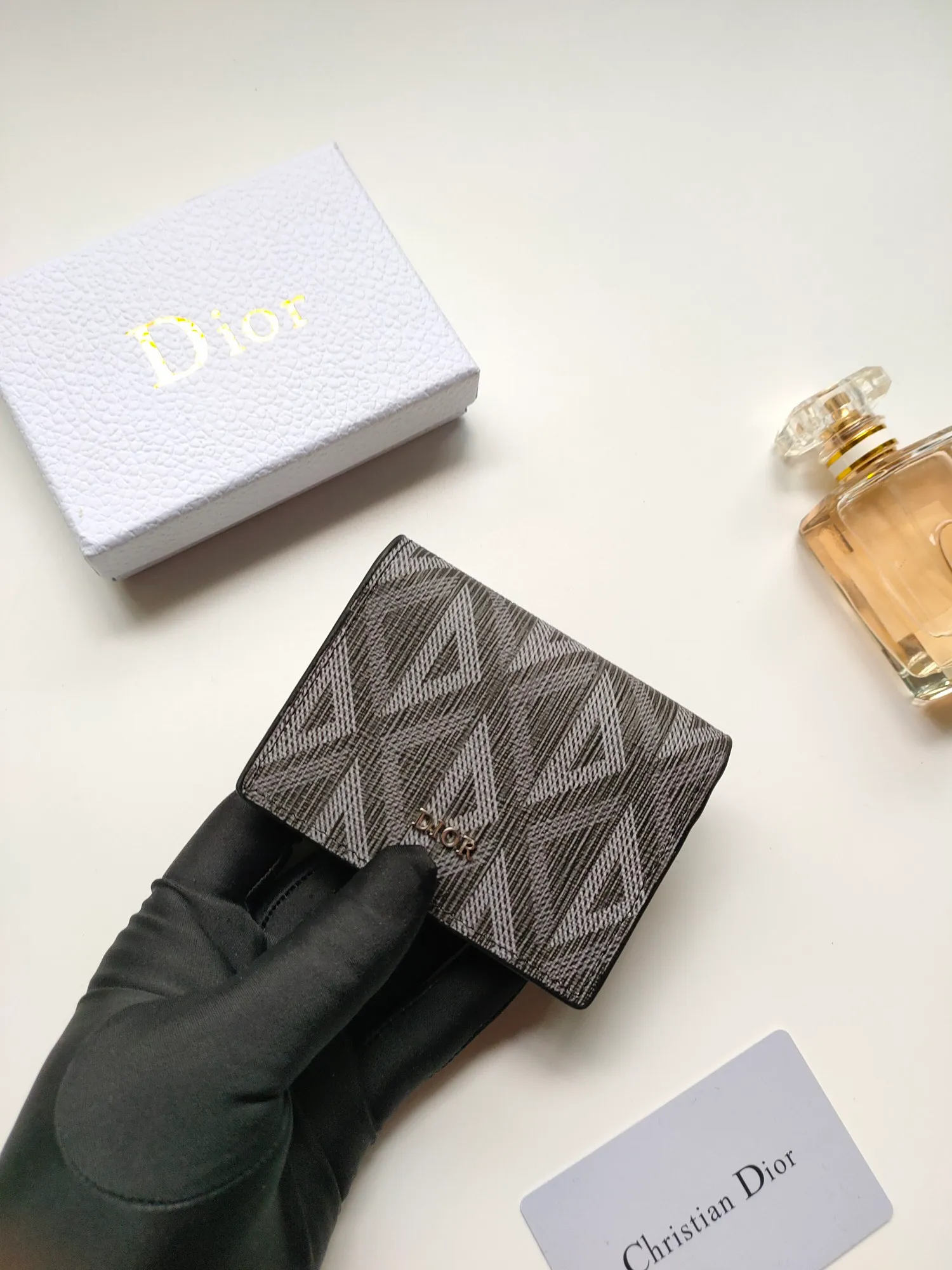 ￥110🎉DIOR’s new business card holder is practical yet elegant. Style number: CH136 Crafted in Dior CD Diamond canvas 😍 drawing inspiration from the Dior archives and finished with tonal smooth calf leather details. Interior gusseted compartment with main card slot and flap with two card slots. Easily slips into a pocket or handbag. Size:10*6.8cm
