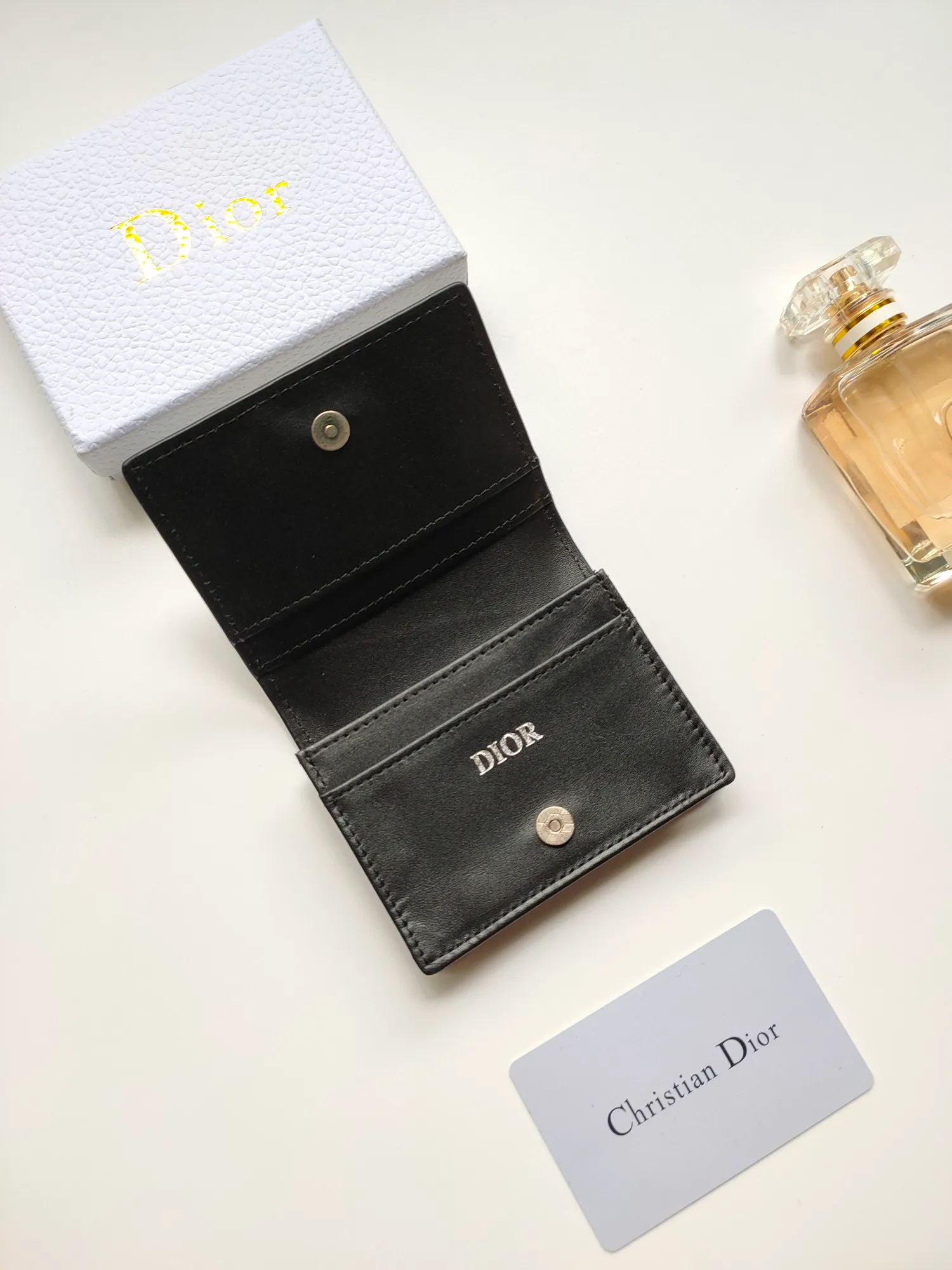 ￥110🎉DIOR’s new business card holder is practical yet elegant. Style number: CH136 Crafted in Dior CD Diamond canvas 😍 drawing inspiration from the Dior archives and finished with tonal smooth calf leather details. Interior gusseted compartment with main card slot and flap with two card slots. Easily slips into a pocket or handbag. Size:10*6.8cm