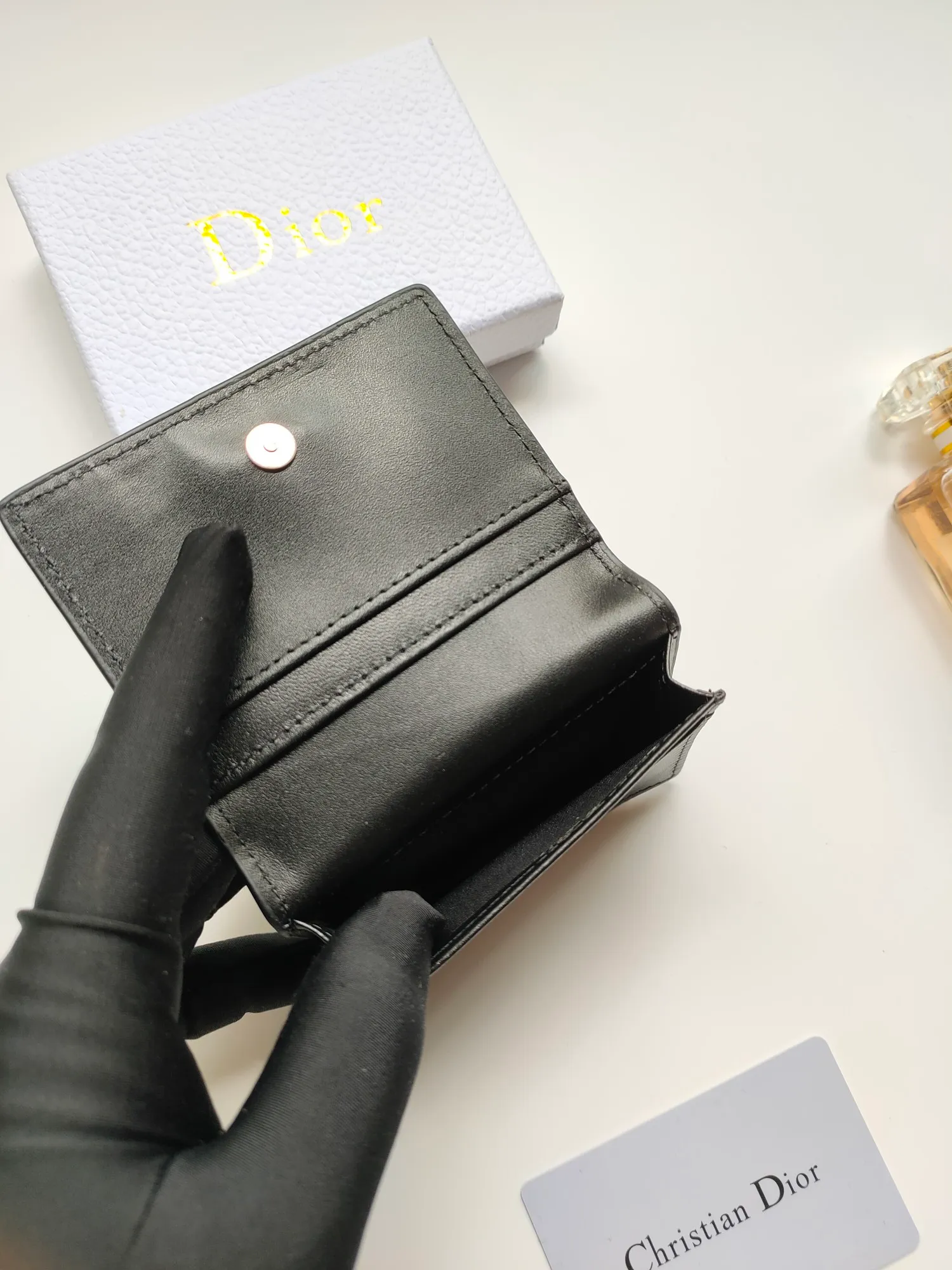 ￥110🎉DIOR’s new business card holder is practical yet elegant. Style number: CH136 Crafted in Dior CD Diamond canvas 😍 drawing inspiration from the Dior archives and finished with tonal smooth calf leather details. Interior gusseted compartment with main card slot and flap with two card slots. Easily slips into a pocket or handbag. Size:10*6.8cm