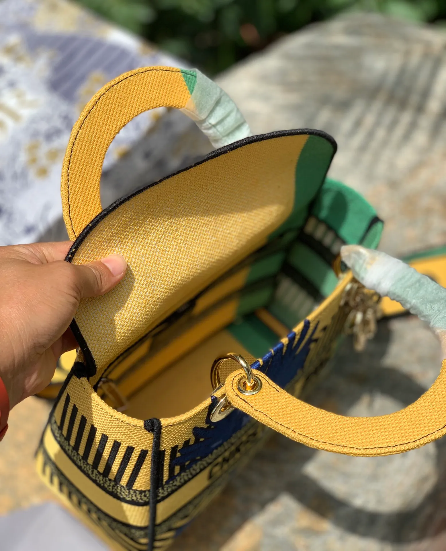 Top upgraded version 💰1800 Size: 24 x 20 x 11 CM Yellow. Compare the density, texture, color, and weave of the original fabric at will. These are all exquisite. All the craftsmanship details and texture are original. Except that they are not sold on the counter, everything else is the same! This bag on the shelves is from the 2022 spring and summer series, inspired by pop art! The body of the bag is in bold contrasting colors, which is bright and eye-catching! Embroidery with jungle patterns like flowers is full of passion and romance! This color scheme is super nice, and no matter how simple the shape is, as long as you put it on, it will instantly light up your whole body!