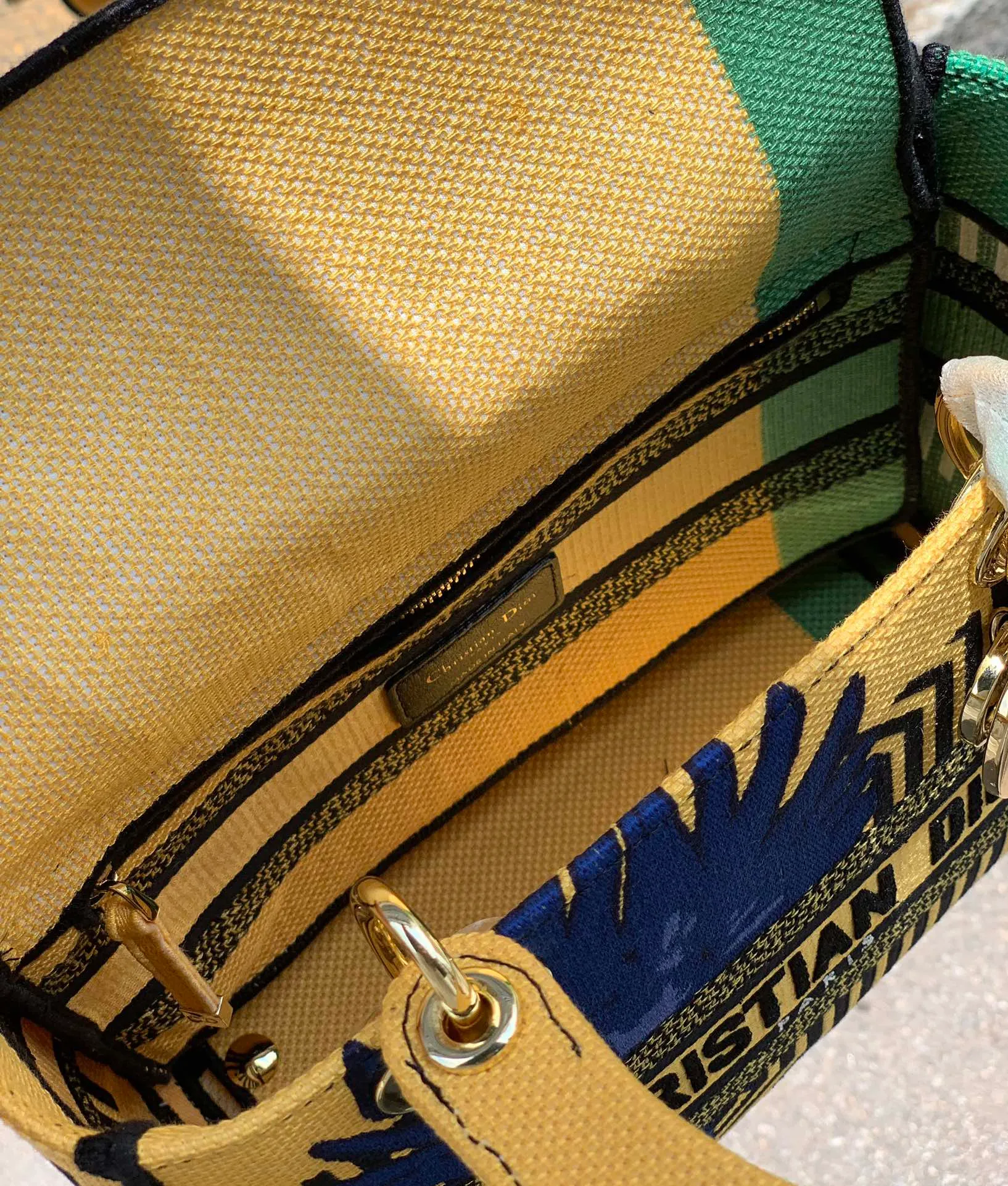 Top upgraded version 💰1800 Size: 24 x 20 x 11 CM Yellow. Compare the density, texture, color, and weave of the original fabric at will. These are all exquisite. All the craftsmanship details and texture are original. Except that they are not sold on the counter, everything else is the same! This bag on the shelves is from the 2022 spring and summer series, inspired by pop art! The body of the bag is in bold contrasting colors, which is bright and eye-catching! Embroidery with jungle patterns like flowers is full of passion and romance! This color scheme is super nice, and no matter how simple the shape is, as long as you put it on, it will instantly light up your whole body!