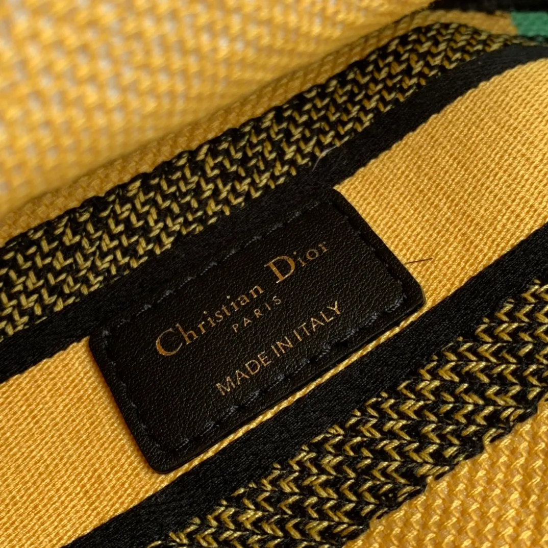 Top upgraded version 💰1800 Size: 24 x 20 x 11 CM Yellow. Compare the density, texture, color, and weave of the original fabric at will. These are all exquisite. All the craftsmanship details and texture are original. Except that they are not sold on the counter, everything else is the same! This bag on the shelves is from the 2022 spring and summer series, inspired by pop art! The body of the bag is in bold contrasting colors, which is bright and eye-catching! Embroidery with jungle patterns like flowers is full of passion and romance! This color scheme is super nice, and no matter how simple the shape is, as long as you put it on, it will instantly light up your whole body!