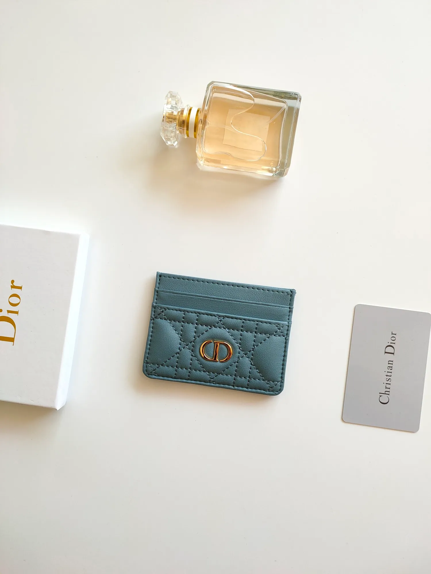 ￥110😍The Dior Caro five-compartment card holder is a new product this season, elegant and practical. Style number: S5130. Carefully crafted from soft cowhide, decorated with cannage pattern topstitching and embellished with the "CD" logo on the front. Elegant and sophisticated, it has five card slots and is suitable for various occasions. Size:10.5*7.5cm