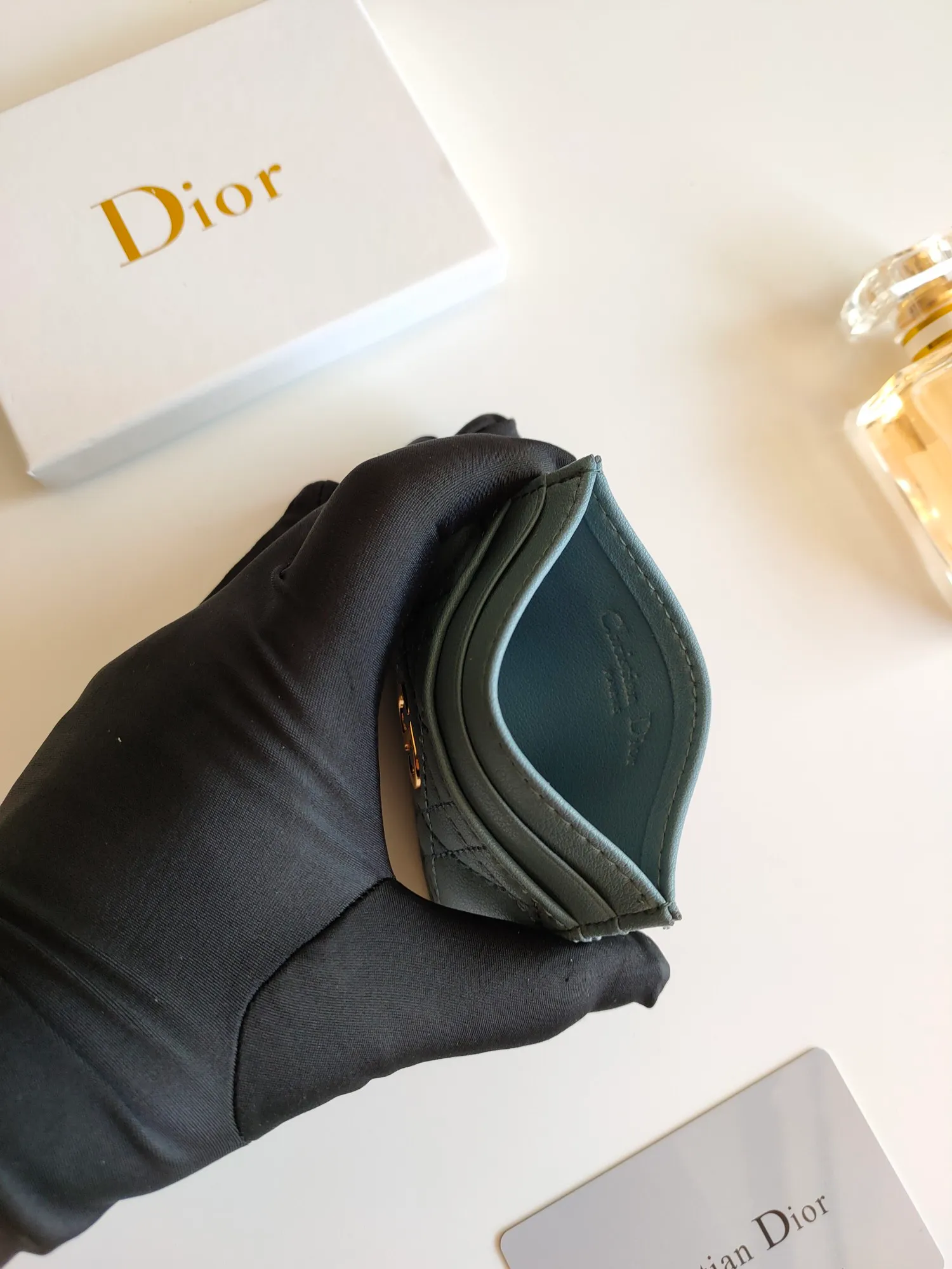 ￥110😍The Dior Caro five-compartment card holder is a new product this season, elegant and practical. Style number: S5130. Carefully crafted from soft cowhide, decorated with cannage pattern topstitching and embellished with the "CD" logo on the front. Elegant and sophisticated, it has five card slots and is suitable for various occasions. Size:10.5*7.5cm
