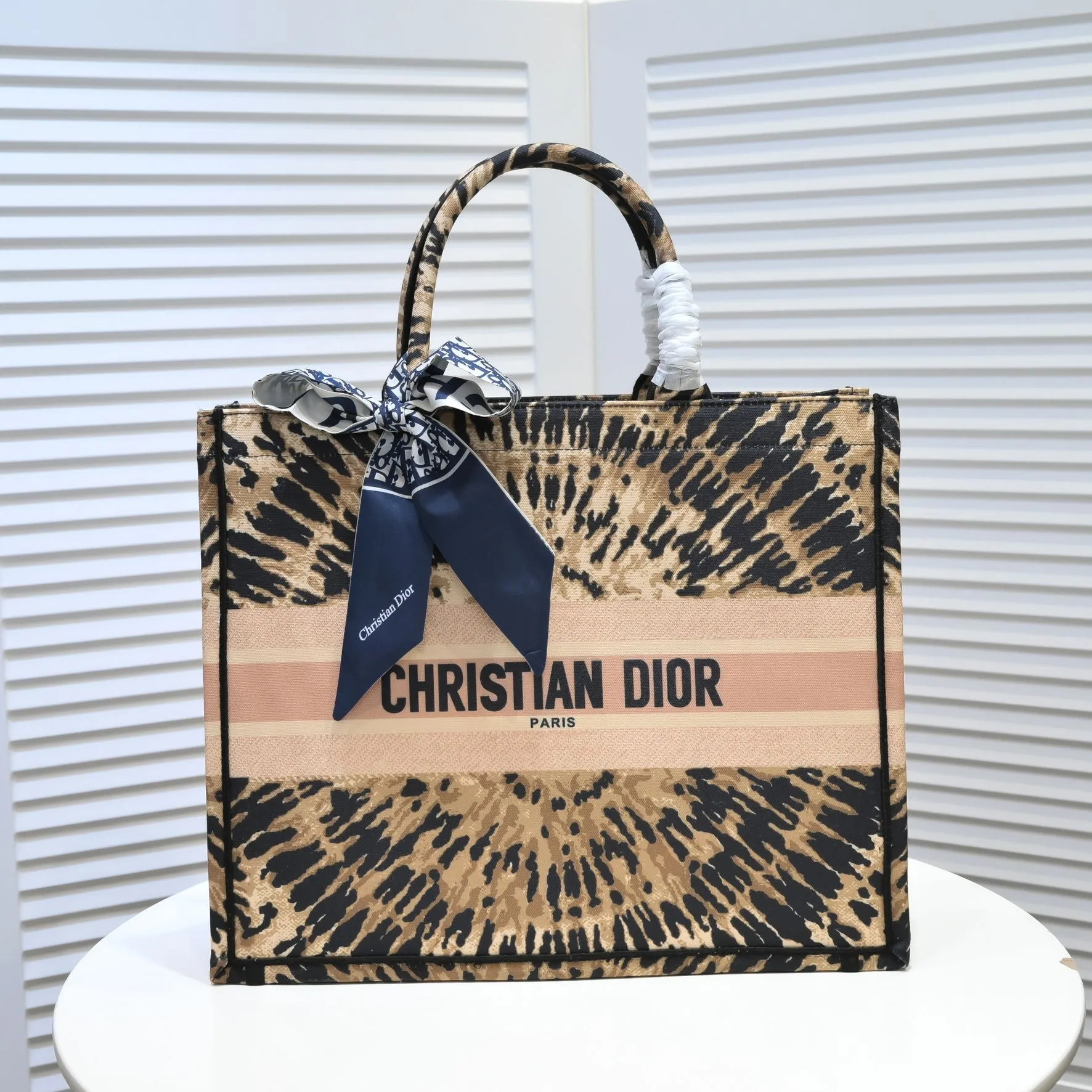 💰360￥With silk scarf, large size🔥 embroidered edge🔜Dior new shopping bag at Dior counter! Counters are updated simultaneously! Limited edition of the same style as the stars! Super stylish! Imported fabric👍high-end quality! You can go in and out of the counters at will without any pressure! The first choice for going out with super large capacity👍 Model: 8033 Size: 41*14*32cm