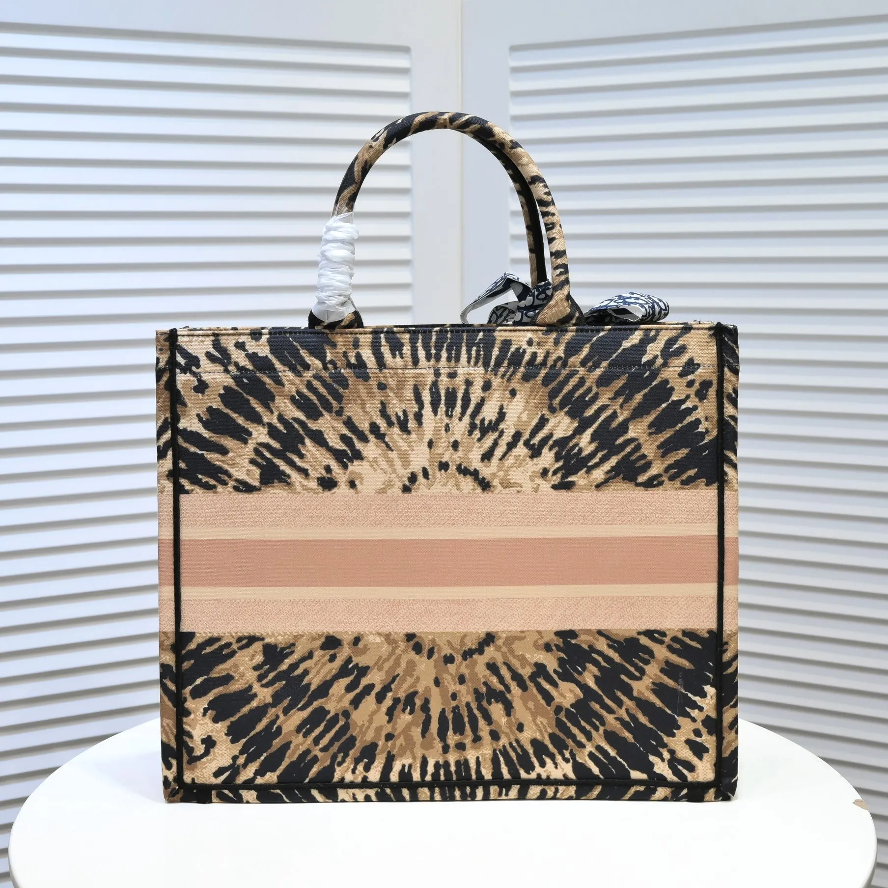 💰360￥With silk scarf, large size🔥 embroidered edge🔜Dior new shopping bag at Dior counter! Counters are updated simultaneously! Limited edition of the same style as the stars! Super stylish! Imported fabric👍high-end quality! You can go in and out of the counters at will without any pressure! The first choice for going out with super large capacity👍 Model: 8033 Size: 41*14*32cm