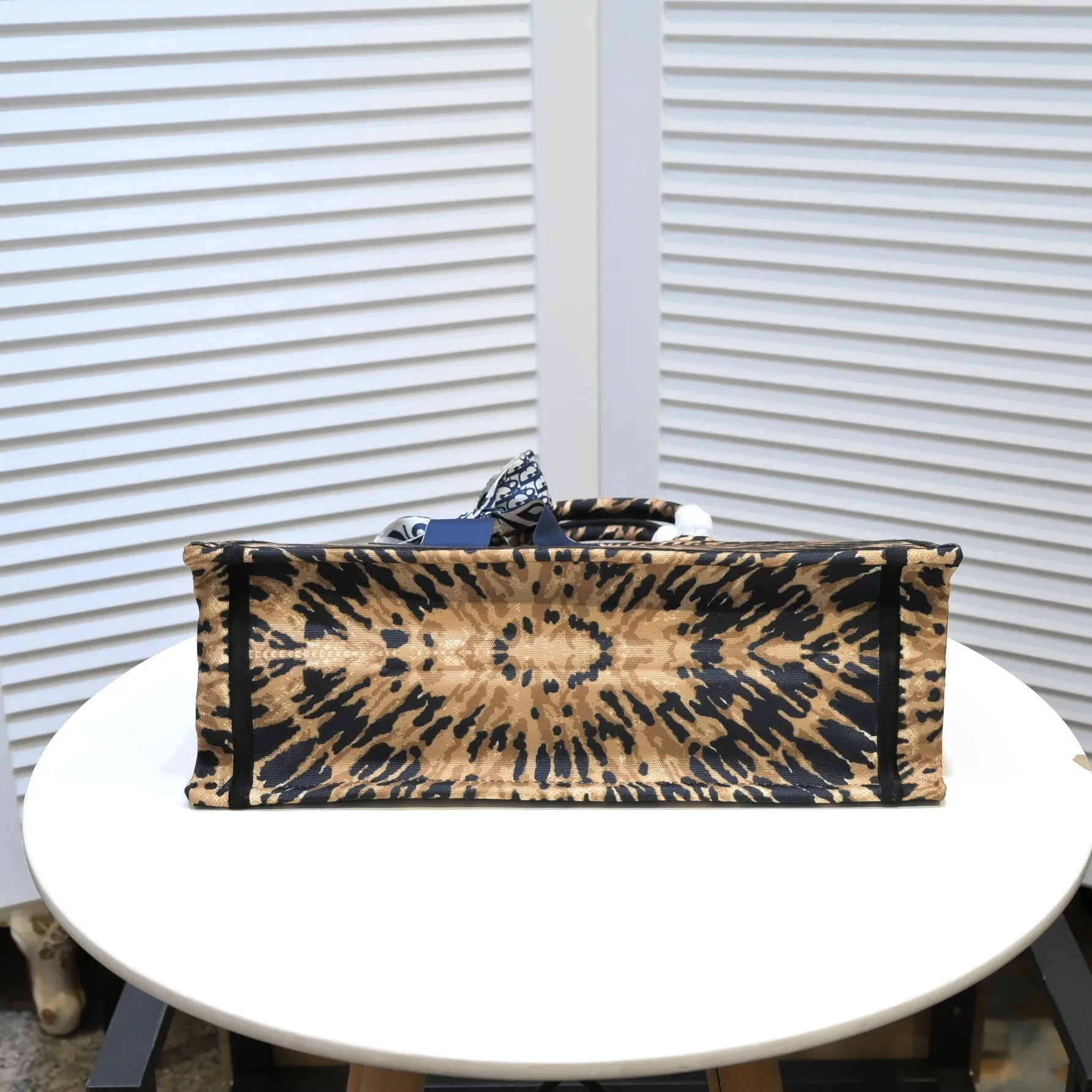 💰360￥With silk scarf, large size🔥 embroidered edge🔜Dior new shopping bag at Dior counter! Counters are updated simultaneously! Limited edition of the same style as the stars! Super stylish! Imported fabric👍high-end quality! You can go in and out of the counters at will without any pressure! The first choice for going out with super large capacity👍 Model: 8033 Size: 41*14*32cm