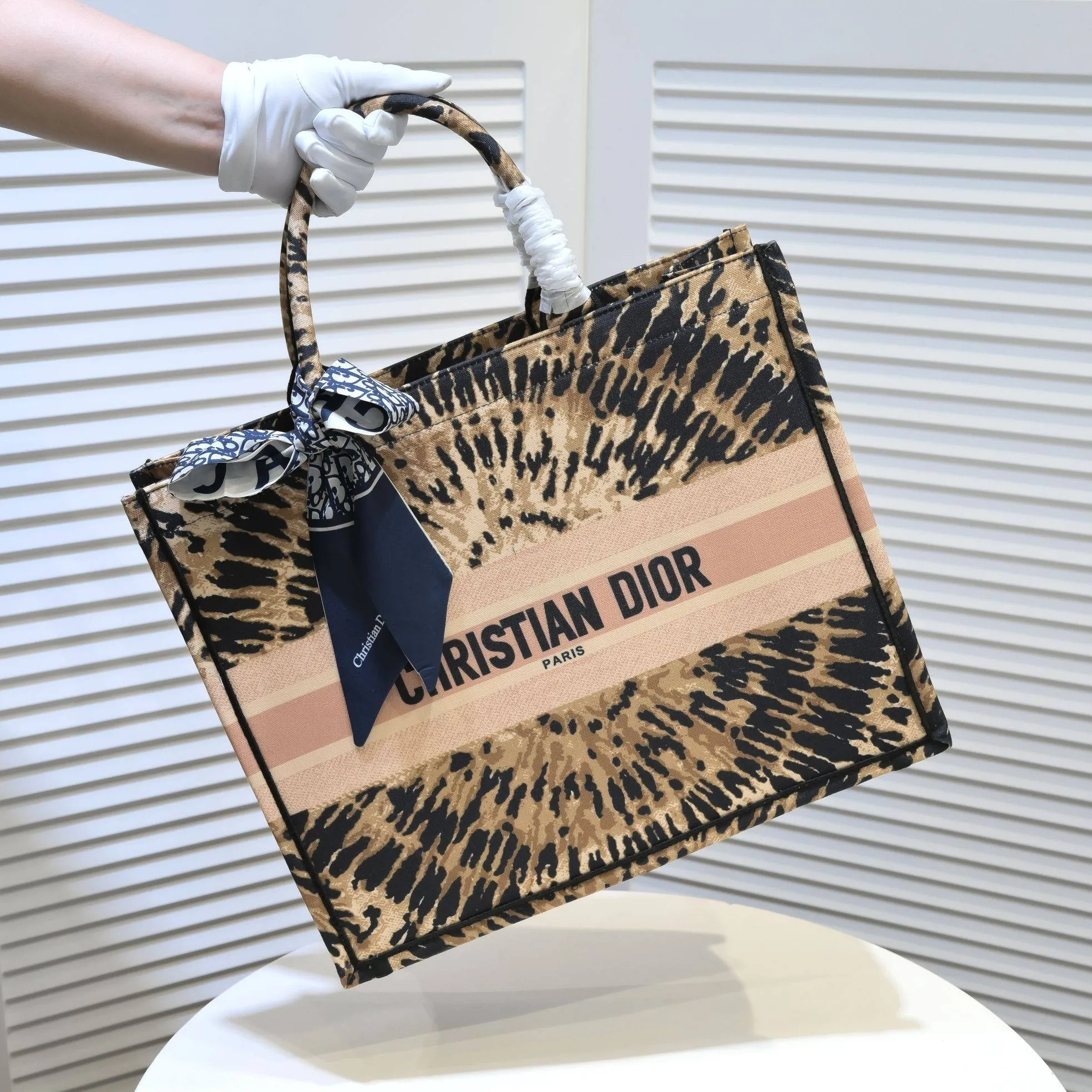 💰360￥With silk scarf, large size🔥 embroidered edge🔜Dior new shopping bag at Dior counter! Counters are updated simultaneously! Limited edition of the same style as the stars! Super stylish! Imported fabric👍high-end quality! You can go in and out of the counters at will without any pressure! The first choice for going out with super large capacity👍 Model: 8033 Size: 41*14*32cm