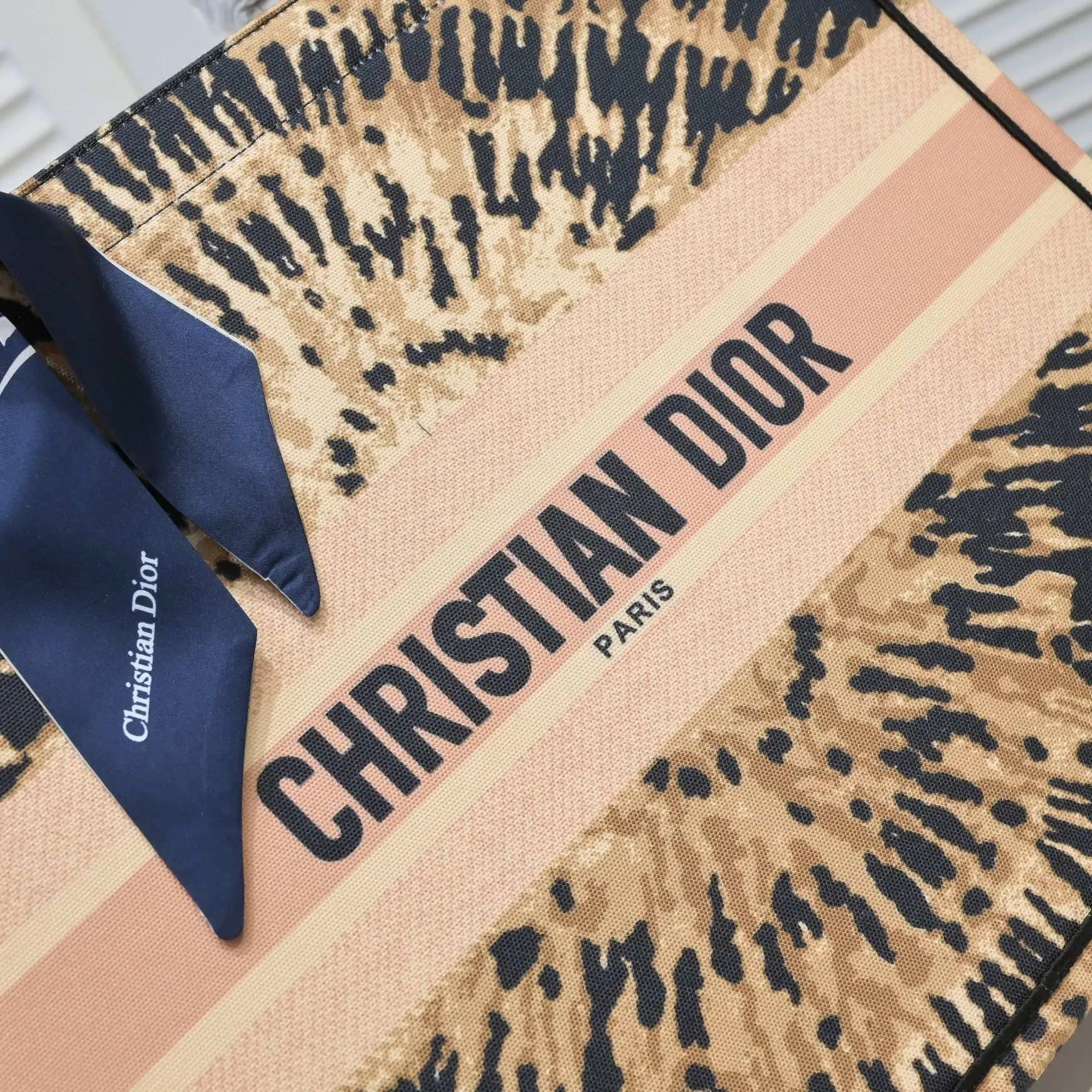 💰360￥With silk scarf, large size🔥 embroidered edge🔜Dior new shopping bag at Dior counter! Counters are updated simultaneously! Limited edition of the same style as the stars! Super stylish! Imported fabric👍high-end quality! You can go in and out of the counters at will without any pressure! The first choice for going out with super large capacity👍 Model: 8033 Size: 41*14*32cm