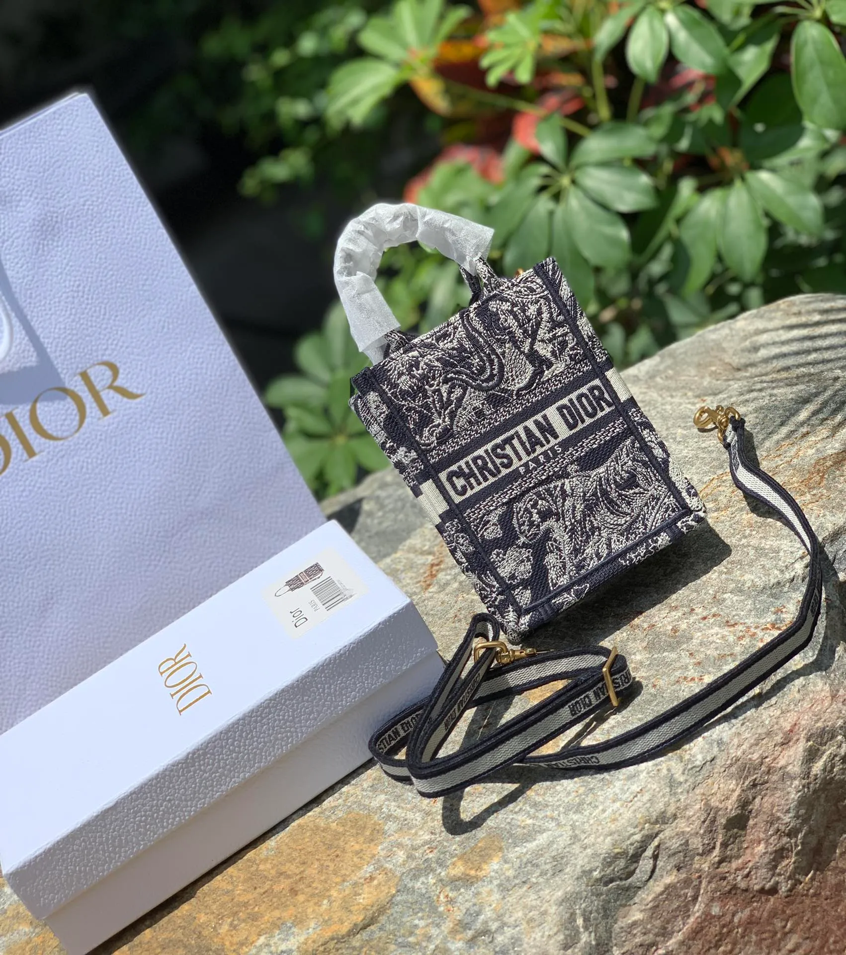 Top upgraded version 💰1160 Tiger size 13.5 × 5 × 18 CM, pure overseas channel goods! The new 2022 vertical tote bag, the next hot model is about to come out! This product is really "new". It is not yet available on the official website, and will only be shipped at the counter at the end of the month, so if you are lucky enough to go to the counter, you may encounter it! It's a bit like a music bag, combined with the high-end feel of jacquard embroidery, and comes with a detachable shoulder strap, so it can be carried by hand or cross-body! Regarding the capacity, it can be used to store mobile phones, cosmetics, etc.! The quality can be seen in the real photos, and it is suitable for counter control. Please look at it according to the standards of counter products!