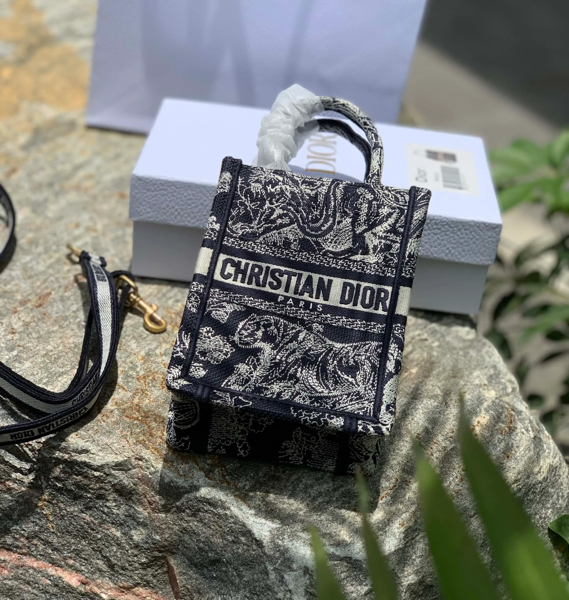 Top upgraded version 💰1160 Tiger size 13.5 × 5 × 18 CM, pure overseas channel goods! The new 2022 vertical tote bag, the next hot model is about to come out! This product is really "new". It is not yet available on the official website, and will only be shipped at the counter at the end of the month, so if you are lucky enough to go to the counter, you may encounter it! It's a bit like a music bag, combined with the high-end feel of jacquard embroidery, and comes with a detachable shoulder strap, so it can be carried by hand or cross-body! Regarding the capacity, it can be used to store mobile phones, cosmetics, etc.! The quality can be seen in the real photos, and it is suitable for counter control. Please look at it according to the standards of counter products!