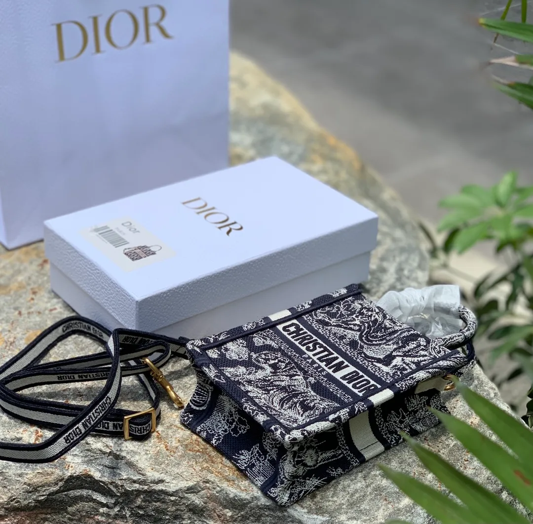 Top upgraded version 💰1160 Tiger size 13.5 × 5 × 18 CM, pure overseas channel goods! The new 2022 vertical tote bag, the next hot model is about to come out! This product is really "new". It is not yet available on the official website, and will only be shipped at the counter at the end of the month, so if you are lucky enough to go to the counter, you may encounter it! It's a bit like a music bag, combined with the high-end feel of jacquard embroidery, and comes with a detachable shoulder strap, so it can be carried by hand or cross-body! Regarding the capacity, it can be used to store mobile phones, cosmetics, etc.! The quality can be seen in the real photos, and it is suitable for counter control. Please look at it according to the standards of counter products!
