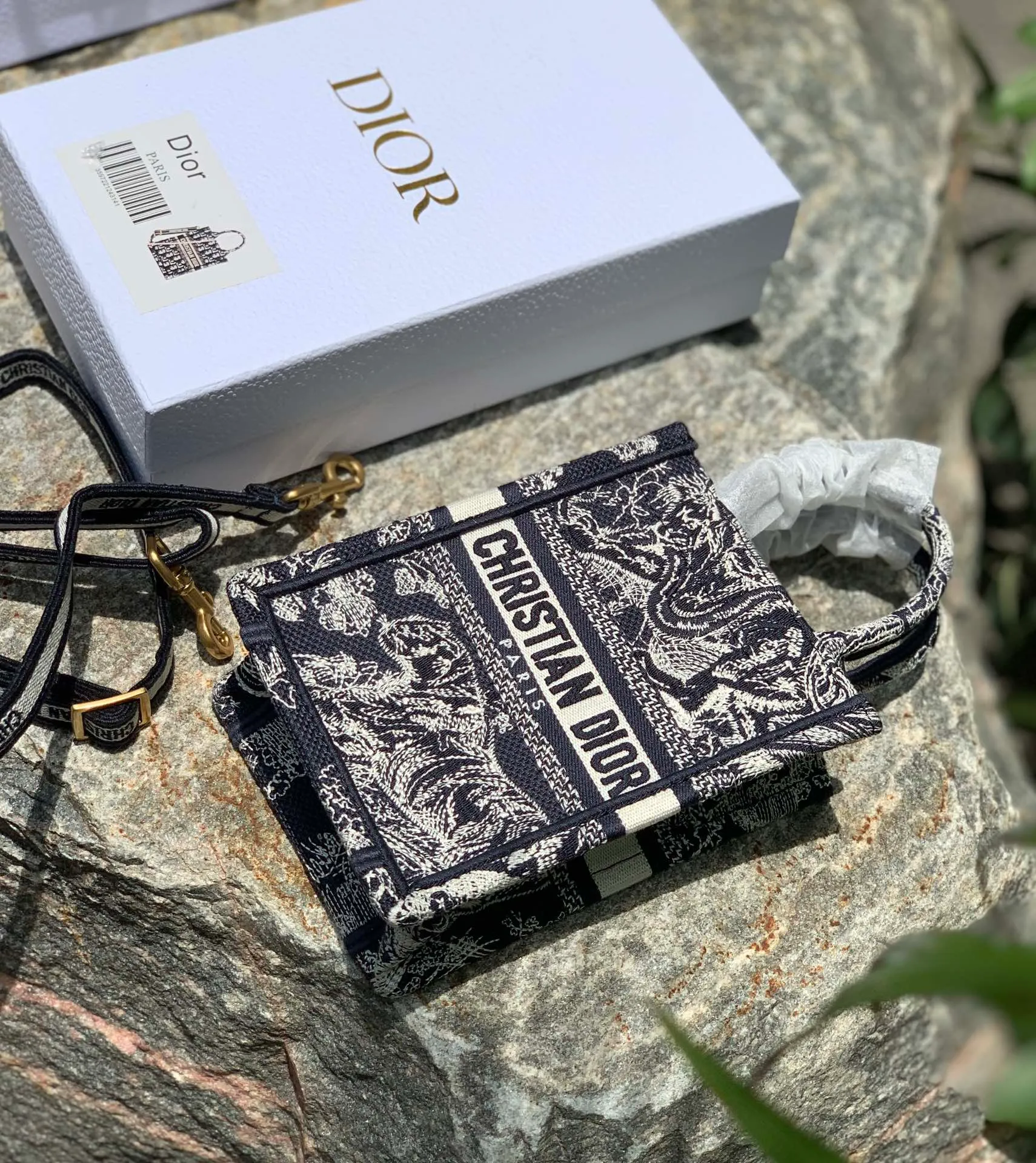 Top upgraded version 💰1160 Tiger size 13.5 × 5 × 18 CM, pure overseas channel goods! The new 2022 vertical tote bag, the next hot model is about to come out! This product is really "new". It is not yet available on the official website, and will only be shipped at the counter at the end of the month, so if you are lucky enough to go to the counter, you may encounter it! It's a bit like a music bag, combined with the high-end feel of jacquard embroidery, and comes with a detachable shoulder strap, so it can be carried by hand or cross-body! Regarding the capacity, it can be used to store mobile phones, cosmetics, etc.! The quality can be seen in the real photos, and it is suitable for counter control. Please look at it according to the standards of counter products!
