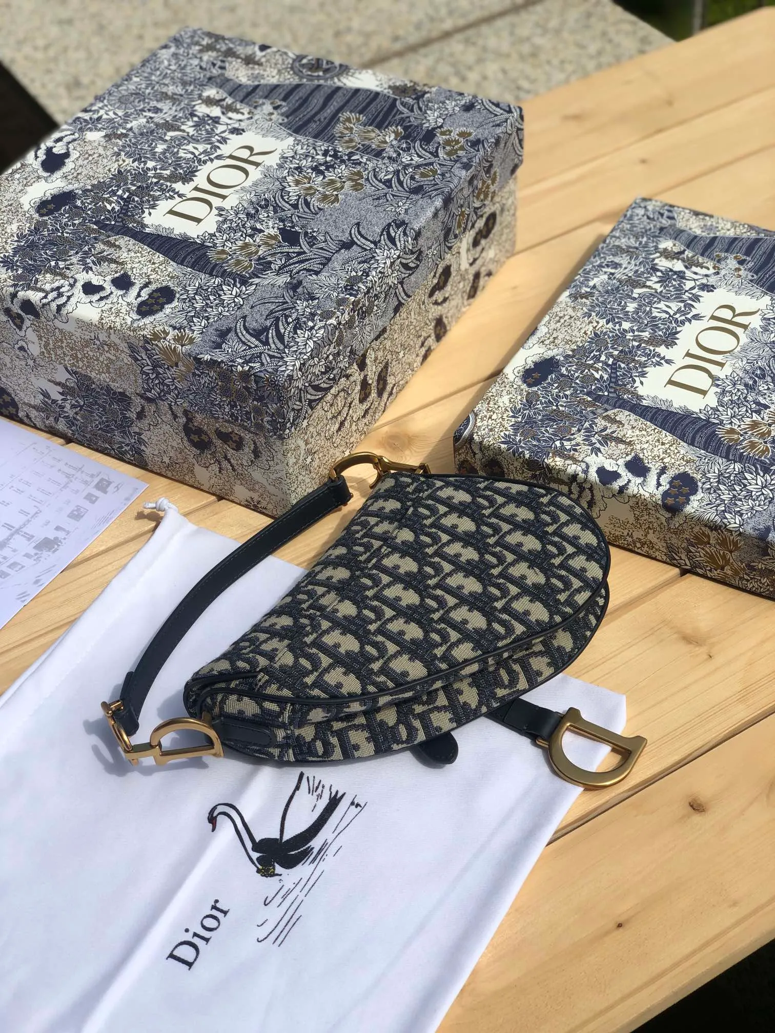 ❗️❗️❗️Free shipping with SF Express for year-end events❗️❗️❗️💰1300 Size: 21×18×5cm Dior overseas channel resources specialize in saddle bag small size❗️The most classic color scheme of Dior Saddle Bag is of course Oblique jacquard, embellished with cow leather and golden retro metal accessories. Can be used as a shoulder or hand carry. The bag cover presents a natural curvature, and the flip-top suction buckle design is simple and elegant, highlighting the perfect and exquisite craftsmanship of the bag. This saddle bag caused a sensation in the fashion world when it was first launched, not only leading the trend of retro style. The Dior saddle bag is a retro tool. Pick it up and you will immediately get the strongest retro style.