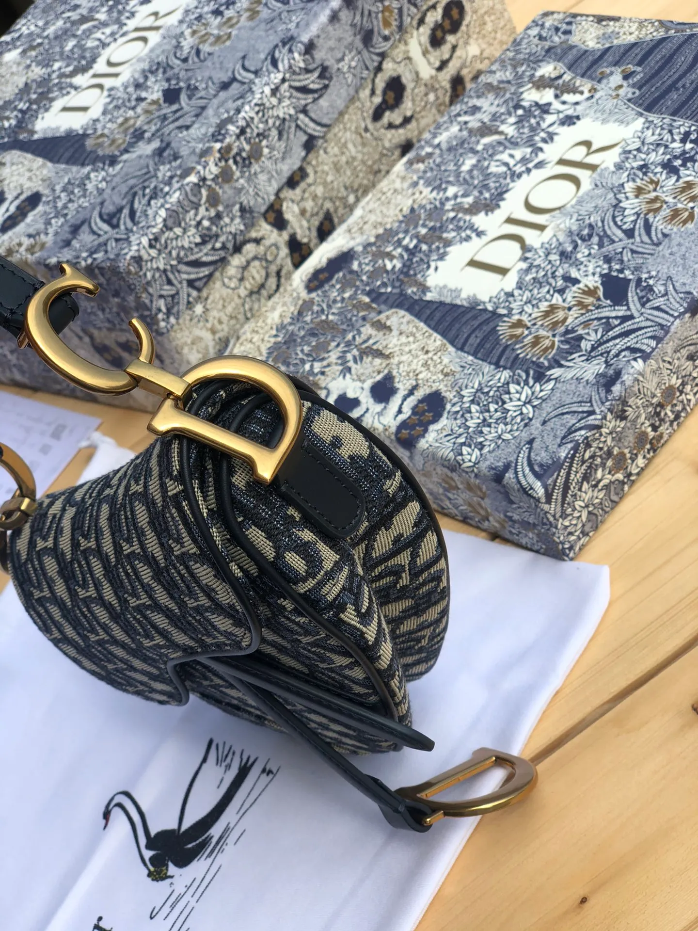 ❗️❗️❗️Free shipping with SF Express for year-end events❗️❗️❗️💰1300 Size: 21×18×5cm Dior overseas channel resources specialize in saddle bag small size❗️The most classic color scheme of Dior Saddle Bag is of course Oblique jacquard, embellished with cow leather and golden retro metal accessories. Can be used as a shoulder or hand carry. The bag cover presents a natural curvature, and the flip-top suction buckle design is simple and elegant, highlighting the perfect and exquisite craftsmanship of the bag. This saddle bag caused a sensation in the fashion world when it was first launched, not only leading the trend of retro style. The Dior saddle bag is a retro tool. Pick it up and you will immediately get the strongest retro style.