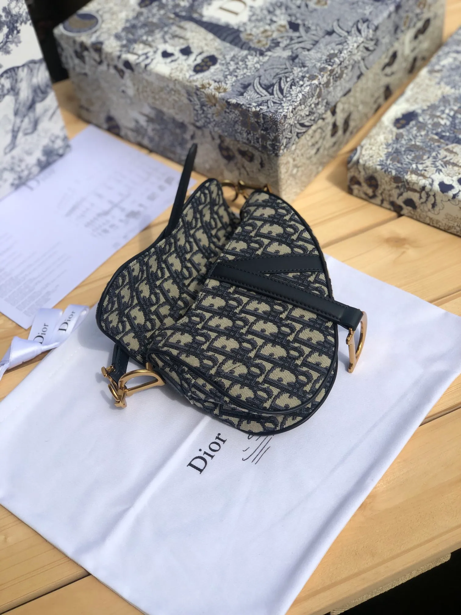 ❗️❗️❗️Free shipping with SF Express for year-end events❗️❗️❗️💰1300 Size: 21×18×5cm Dior overseas channel resources specialize in saddle bag small size❗️The most classic color scheme of Dior Saddle Bag is of course Oblique jacquard, embellished with cow leather and golden retro metal accessories. Can be used as a shoulder or hand carry. The bag cover presents a natural curvature, and the flip-top suction buckle design is simple and elegant, highlighting the perfect and exquisite craftsmanship of the bag. This saddle bag caused a sensation in the fashion world when it was first launched, not only leading the trend of retro style. The Dior saddle bag is a retro tool. Pick it up and you will immediately get the strongest retro style.