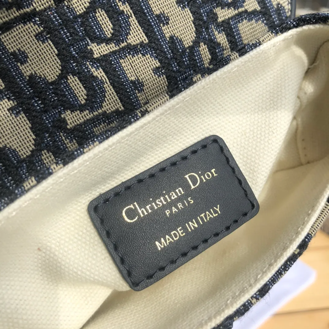 ❗️❗️❗️Free shipping with SF Express for year-end events❗️❗️❗️💰1300 Size: 21×18×5cm Dior overseas channel resources specialize in saddle bag small size❗️The most classic color scheme of Dior Saddle Bag is of course Oblique jacquard, embellished with cow leather and golden retro metal accessories. Can be used as a shoulder or hand carry. The bag cover presents a natural curvature, and the flip-top suction buckle design is simple and elegant, highlighting the perfect and exquisite craftsmanship of the bag. This saddle bag caused a sensation in the fashion world when it was first launched, not only leading the trend of retro style. The Dior saddle bag is a retro tool. Pick it up and you will immediately get the strongest retro style.