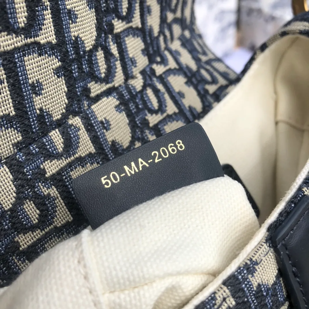❗️❗️❗️Free shipping with SF Express for year-end events❗️❗️❗️💰1300 Size: 21×18×5cm Dior overseas channel resources specialize in saddle bag small size❗️The most classic color scheme of Dior Saddle Bag is of course Oblique jacquard, embellished with cow leather and golden retro metal accessories. Can be used as a shoulder or hand carry. The bag cover presents a natural curvature, and the flip-top suction buckle design is simple and elegant, highlighting the perfect and exquisite craftsmanship of the bag. This saddle bag caused a sensation in the fashion world when it was first launched, not only leading the trend of retro style. The Dior saddle bag is a retro tool. Pick it up and you will immediately get the strongest retro style.
