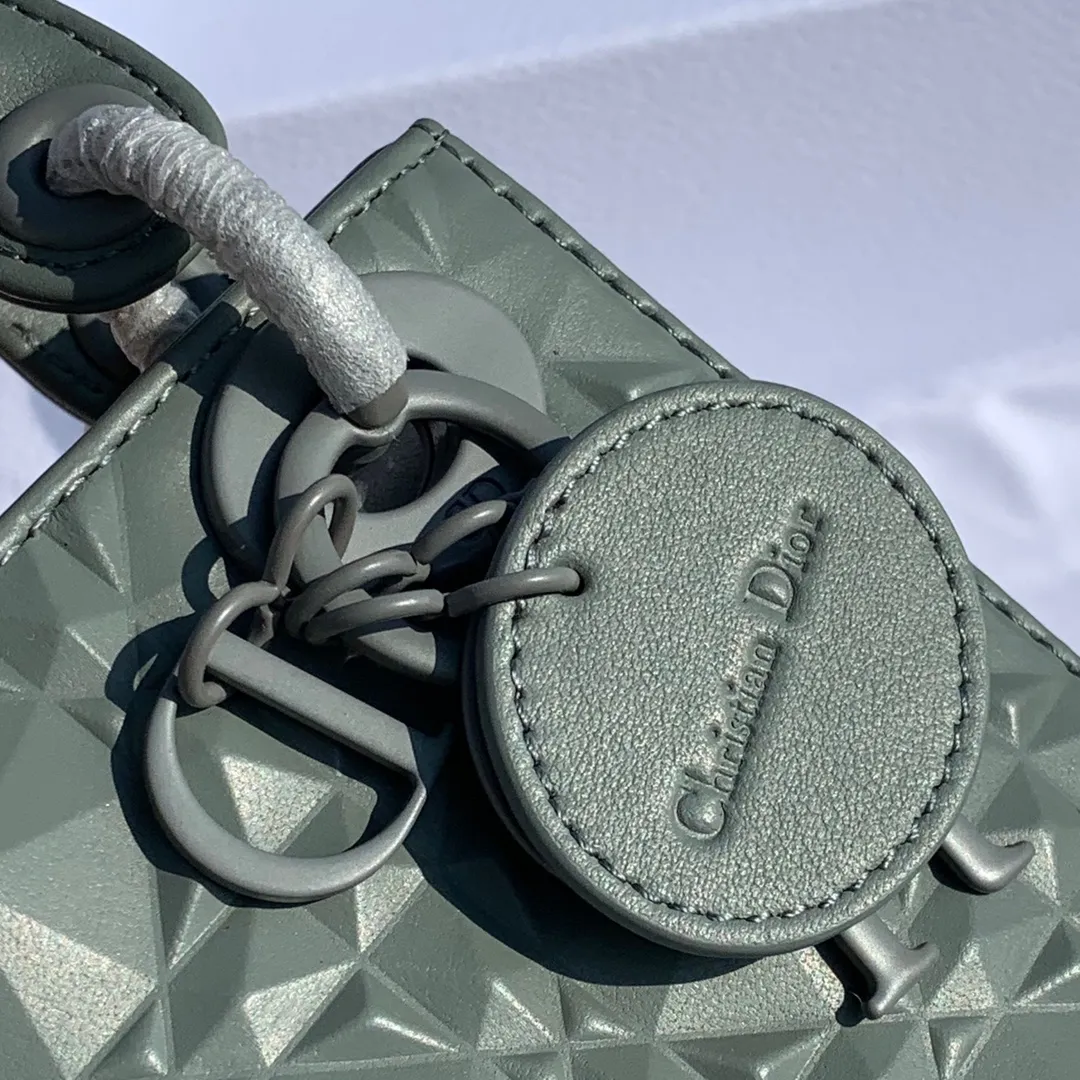 Top upgraded version 💰1800 Size 17-15-7cm The latest Dior mini three-lattice diamond pattern gray blue 'Princess Diana bag! Exclusive original factory channel, if you feel tired of looking at black and white, you might as well try gray blue, it is very high-end!