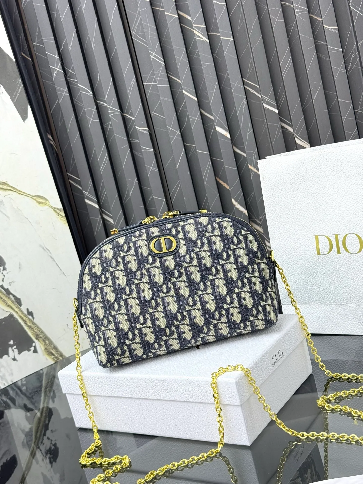 💰230💰The bag is decorated with dior’s signature blue oblique print. It features two chic zippered compartments and a patch pocket to organize a variety of supplies. Available in a large size, it can be worn with other oblique printed pieces. Front CD logo Blue oblique print 1 patch pocket Technical fabric lining Dimensions: 15.5 cm x 24 cm x 7 cm Reference number: S2123
