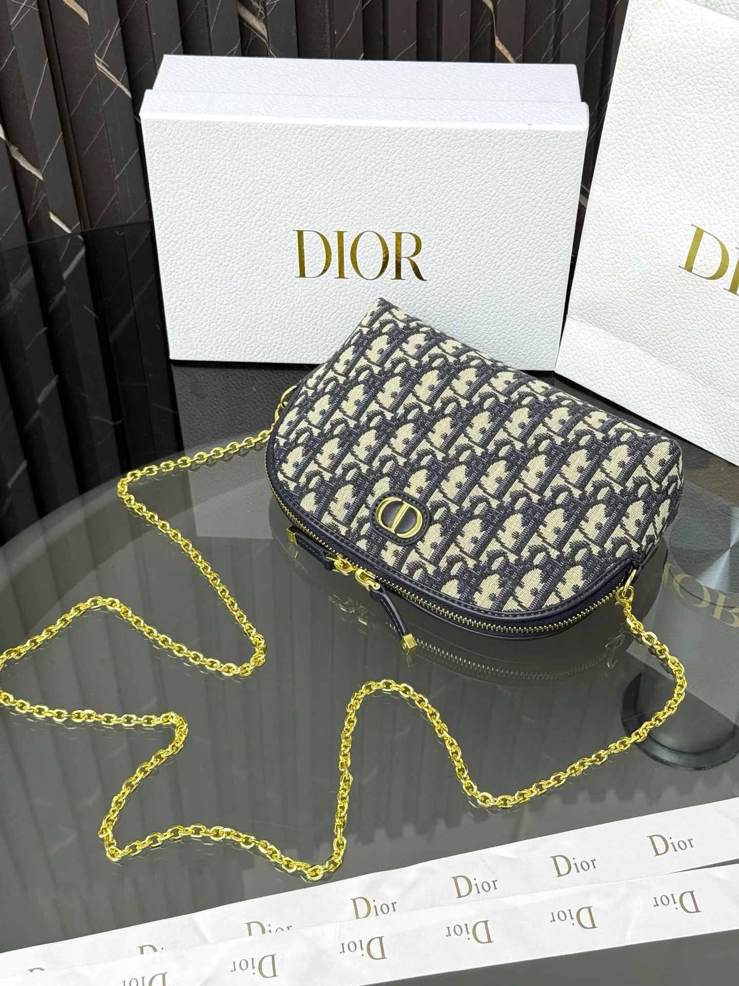 💰230💰The bag is decorated with dior’s signature blue oblique print. It features two chic zippered compartments and a patch pocket to organize a variety of supplies. Available in a large size, it can be worn with other oblique printed pieces. Front CD logo Blue oblique print 1 patch pocket Technical fabric lining Dimensions: 15.5 cm x 24 cm x 7 cm Reference number: S2123