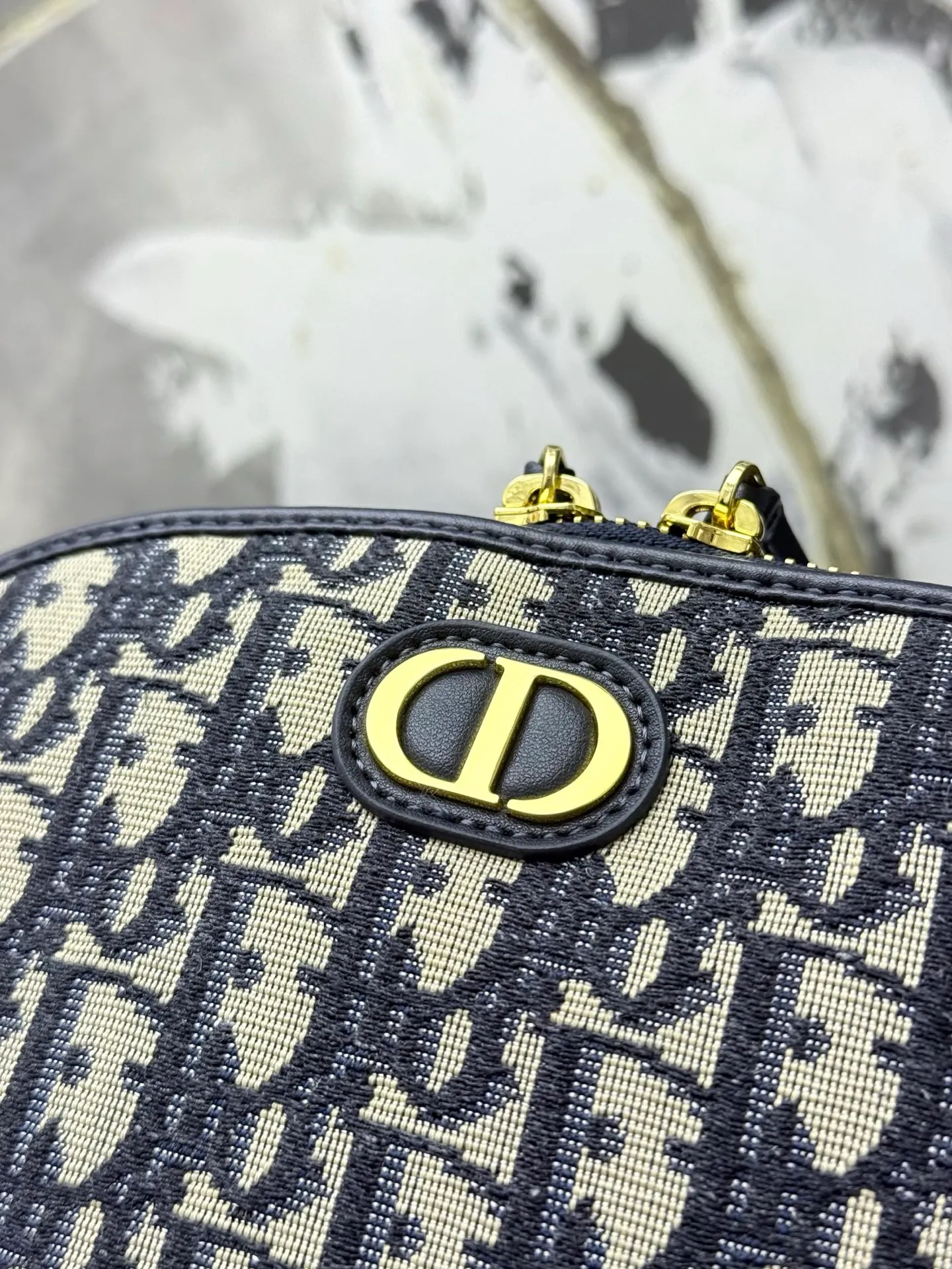 💰230💰The bag is decorated with dior’s signature blue oblique print. It features two chic zippered compartments and a patch pocket to organize a variety of supplies. Available in a large size, it can be worn with other oblique printed pieces. Front CD logo Blue oblique print 1 patch pocket Technical fabric lining Dimensions: 15.5 cm x 24 cm x 7 cm Reference number: S2123