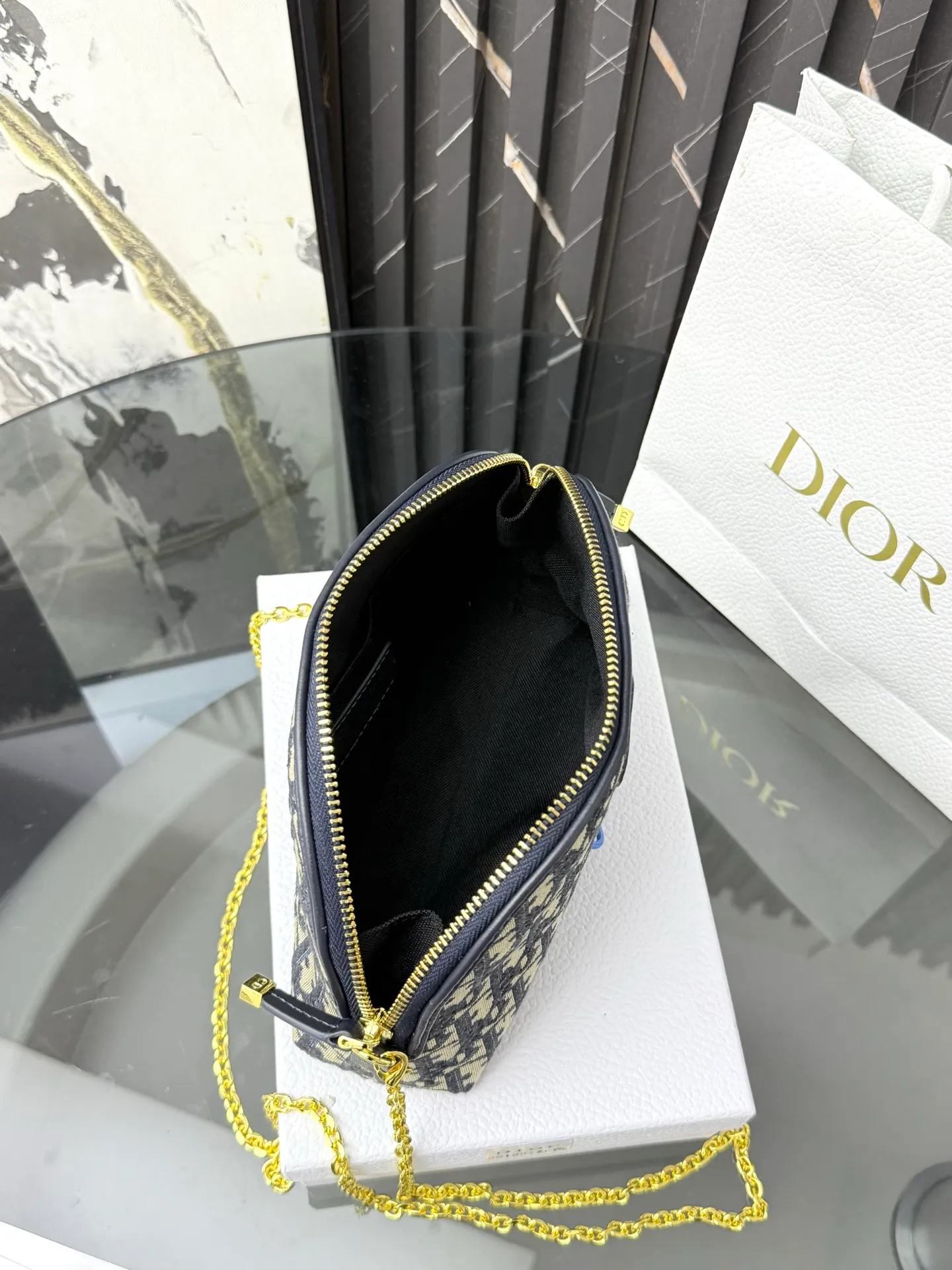 💰230💰The bag is decorated with dior’s signature blue oblique print. It features two chic zippered compartments and a patch pocket to organize a variety of supplies. Available in a large size, it can be worn with other oblique printed pieces. Front CD logo Blue oblique print 1 patch pocket Technical fabric lining Dimensions: 15.5 cm x 24 cm x 7 cm Reference number: S2123