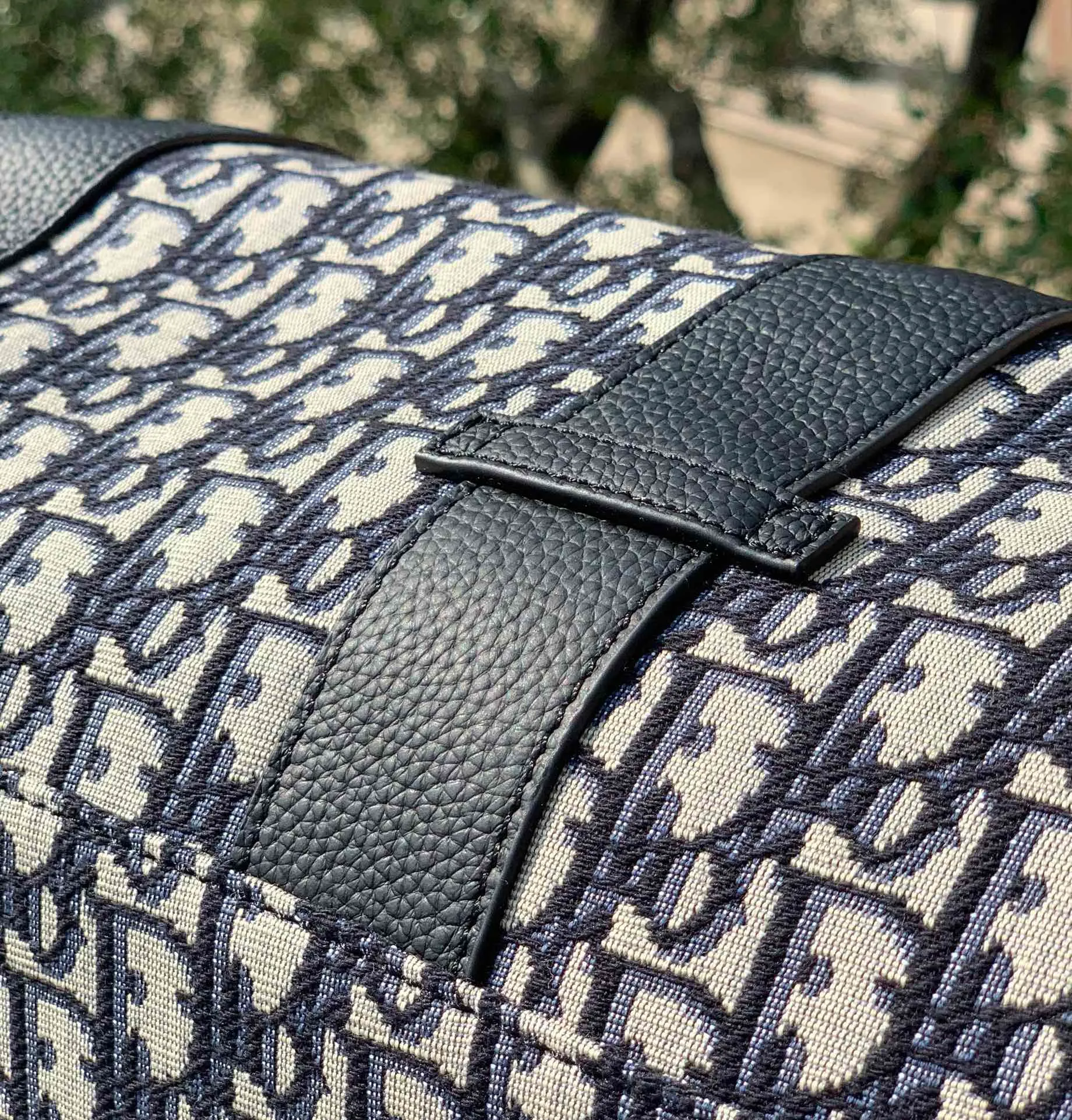 Top upgraded version 💰1900 DIOR Oblique travel bag, size 46×26×21cm, produced by the channel, this Dior Oblique travel bag cleverly combines Dior’s iconic details with a stylish and practical design. Crafted from blue jacquard waterproof technical fabric, it features an all-over Oblique print and a bold 'CHRISTIAN DIOR' signature on the front. It is easy to store and access various daily necessities, and can be easily used by both men and women! !