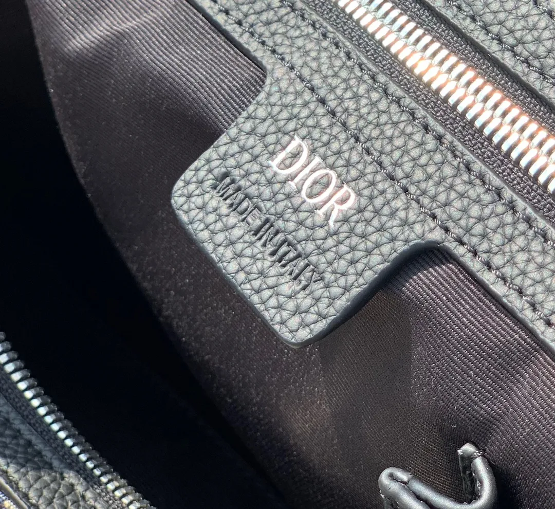 Top upgraded version 💰1900 DIOR Oblique travel bag, size 46×26×21cm, produced by the channel, this Dior Oblique travel bag cleverly combines Dior’s iconic details with a stylish and practical design. Crafted from blue jacquard waterproof technical fabric, it features an all-over Oblique print and a bold 'CHRISTIAN DIOR' signature on the front. It is easy to store and access various daily necessities, and can be easily used by both men and women! !