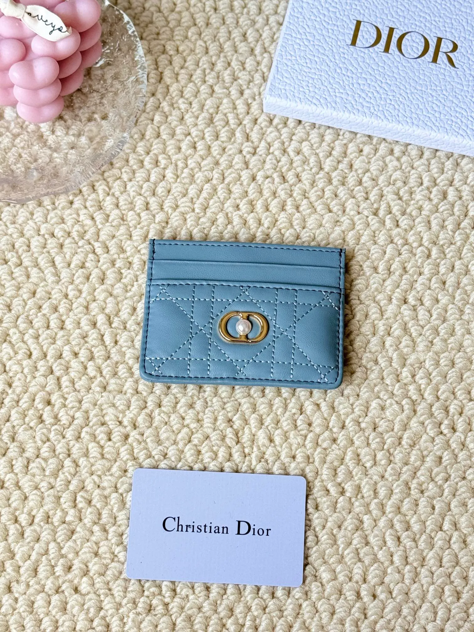 💰100 dior card cd card holder New style CD with a mini pearl on the front No.: S3103 Carefully made of soft cowhide, decorated with cannage pattern topstitching, embellished with "CD" ➕ pearl embellishment logo on the front. Elegant and sophisticated, it has five card slots and is suitable for various occasions. Size: 10.5*7.5cm Dior Caro five-compartment card holder is a new product this season, elegant and practical.
