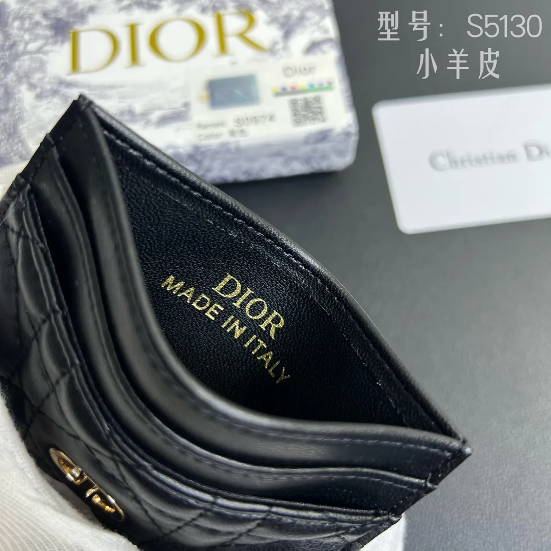 💰100 💎Upgraded original version 🇫🇷 Exclusive real shot # With sheepskin 💌 𝑫𝒊𝒐𝒓 Genuine product available at the counter Top quality 💎 With picture box Dior Caro five-grid card holder soft sheepskin cannage pattern TU DIOR CARO five-grid card holder black This Dior Caro The five-compartment card holder is new this season, elegant and practical. Crafted from soft black cowhide leather with cannage topstitching and CD logo on the front. Elegant and sophisticated, it features five card slots. Style number: S5130UWHC M900 Size: 10.5x7.5