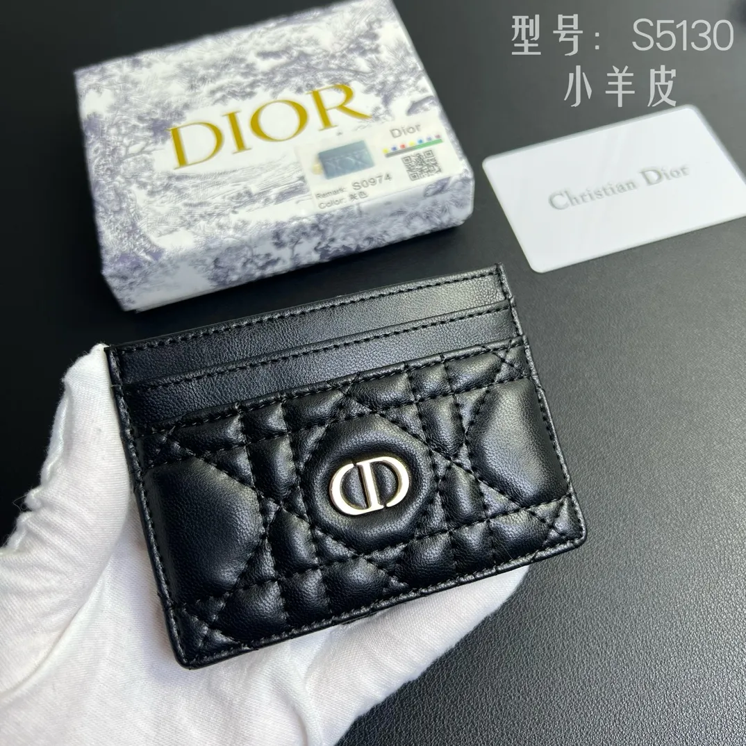 💰100 💎Upgraded original version 🇫🇷 Exclusive real shot # With sheepskin 💌 𝑫𝒊𝒐𝒓 Genuine product available at the counter Top quality 💎 With picture box Dior Caro five-grid card holder soft sheepskin cannage pattern TU DIOR CARO five-grid card holder black This Dior Caro The five-compartment card holder is new this season, elegant and practical. Crafted from soft black cowhide leather with cannage topstitching and CD logo on the front. Elegant and sophisticated, it features five card slots. Style number: S5130UWHC M900 Size: 10.5x7.5