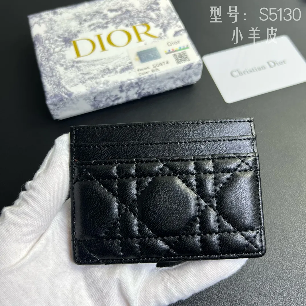 💰100 💎Upgraded original version 🇫🇷 Exclusive real shot # With sheepskin 💌 𝑫𝒊𝒐𝒓 Genuine product available at the counter Top quality 💎 With picture box Dior Caro five-grid card holder soft sheepskin cannage pattern TU DIOR CARO five-grid card holder black This Dior Caro The five-compartment card holder is new this season, elegant and practical. Crafted from soft black cowhide leather with cannage topstitching and CD logo on the front. Elegant and sophisticated, it features five card slots. Style number: S5130UWHC M900 Size: 10.5x7.5