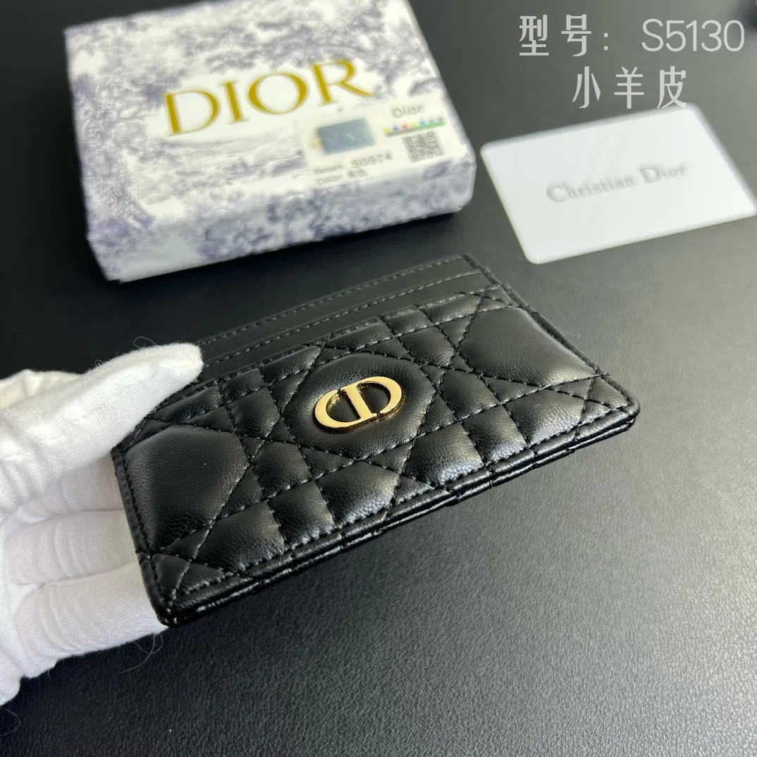 💰100 💎Upgraded original version 🇫🇷 Exclusive real shot # With sheepskin 💌 𝑫𝒊𝒐𝒓 Genuine product available at the counter Top quality 💎 With picture box Dior Caro five-grid card holder soft sheepskin cannage pattern TU DIOR CARO five-grid card holder black This Dior Caro The five-compartment card holder is new this season, elegant and practical. Crafted from soft black cowhide leather with cannage topstitching and CD logo on the front. Elegant and sophisticated, it features five card slots. Style number: S5130UWHC M900 Size: 10.5x7.5