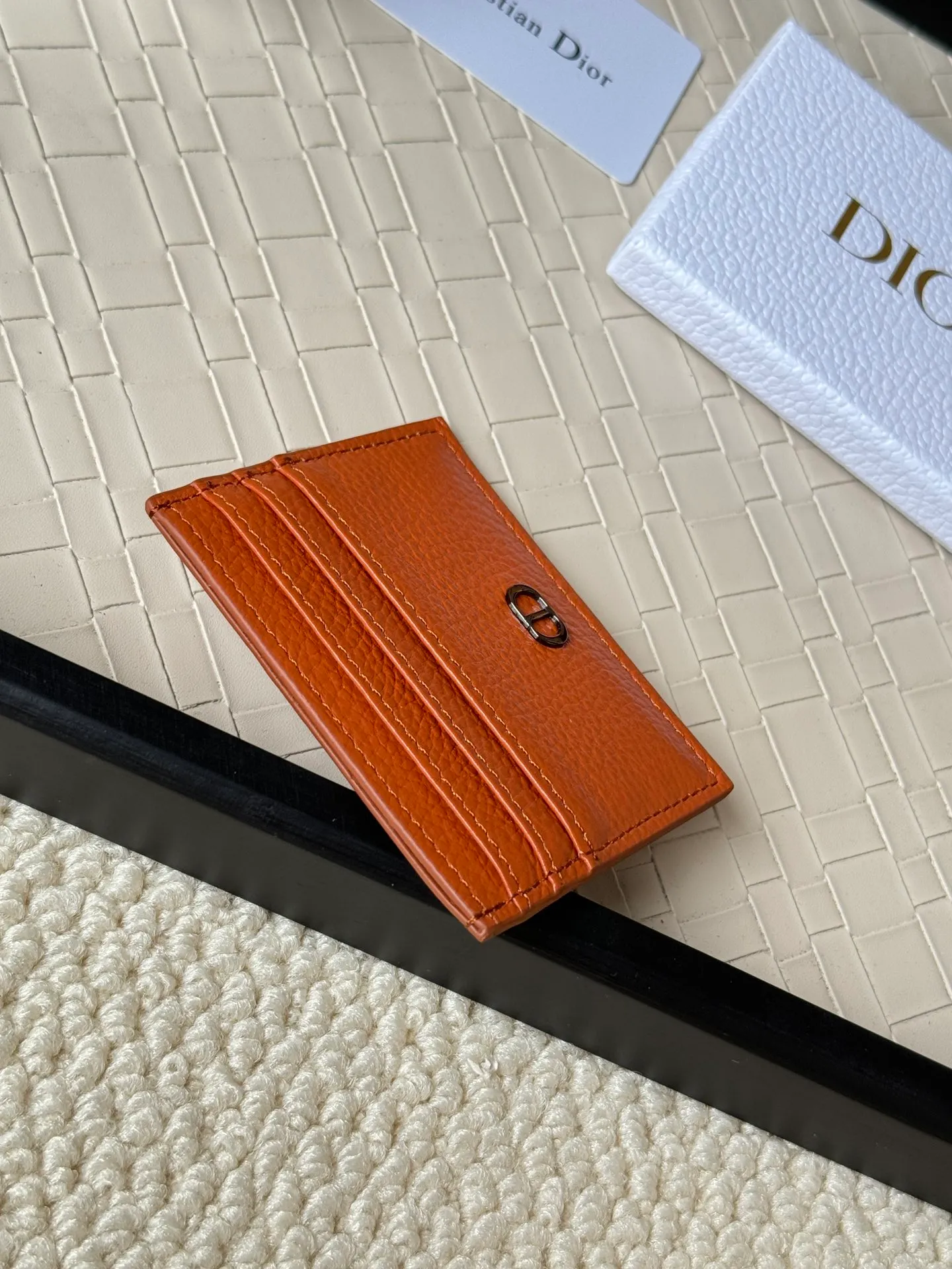 💰110 This Dior card holder is elegant and exquisite😍 and is carefully made of cowhide [strong]. There are 3 card slots on each side and 1 card slot on the top, which is exquisite and exquisite in shape. Style number: CH135 Size: 10*8cm