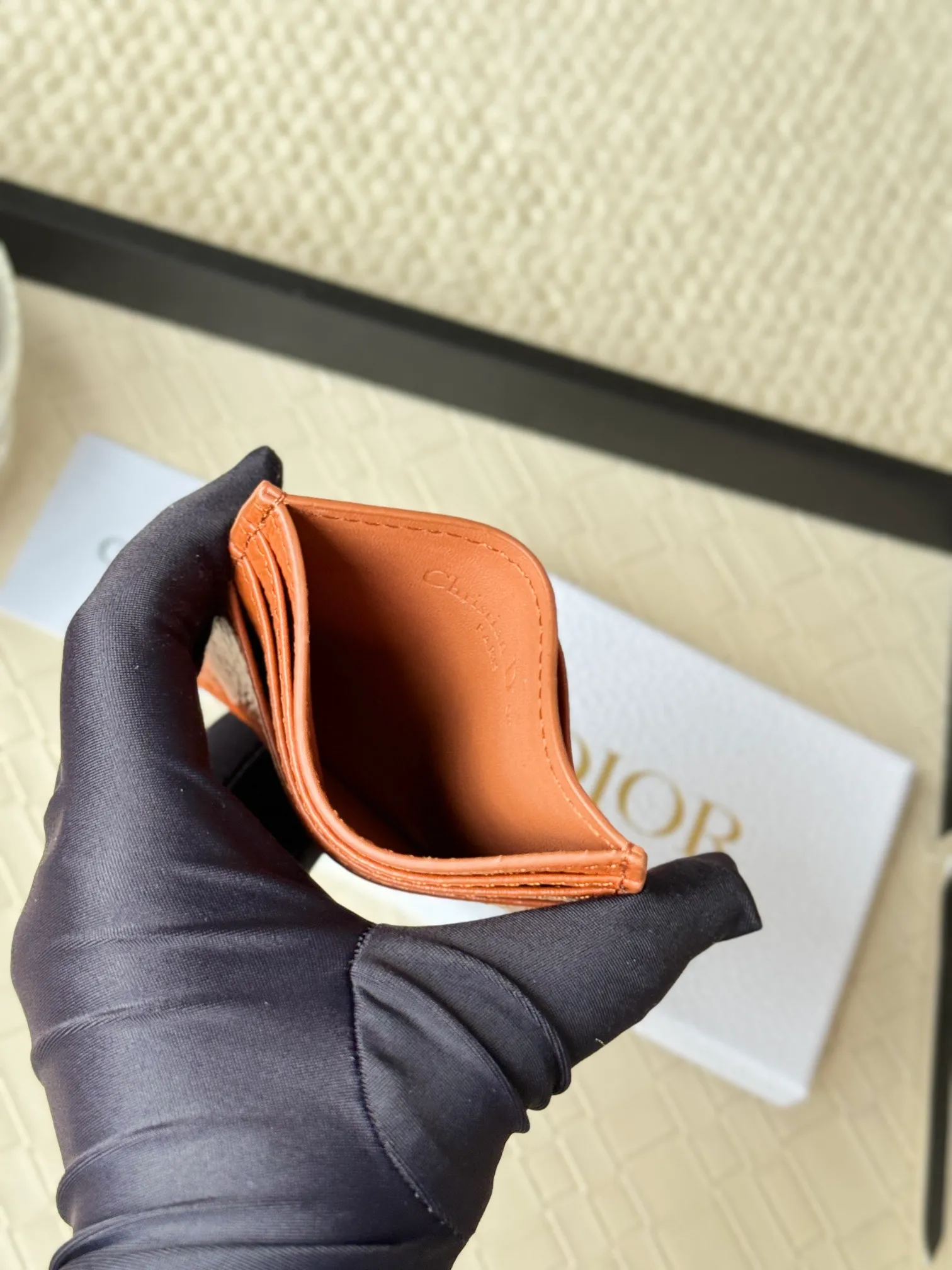 💰110 This Dior card holder is elegant and exquisite😍 and is carefully made of cowhide [strong]. There are 3 card slots on each side and 1 card slot on the top, which is exquisite and exquisite in shape. Style number: CH135 Size: 10*8cm