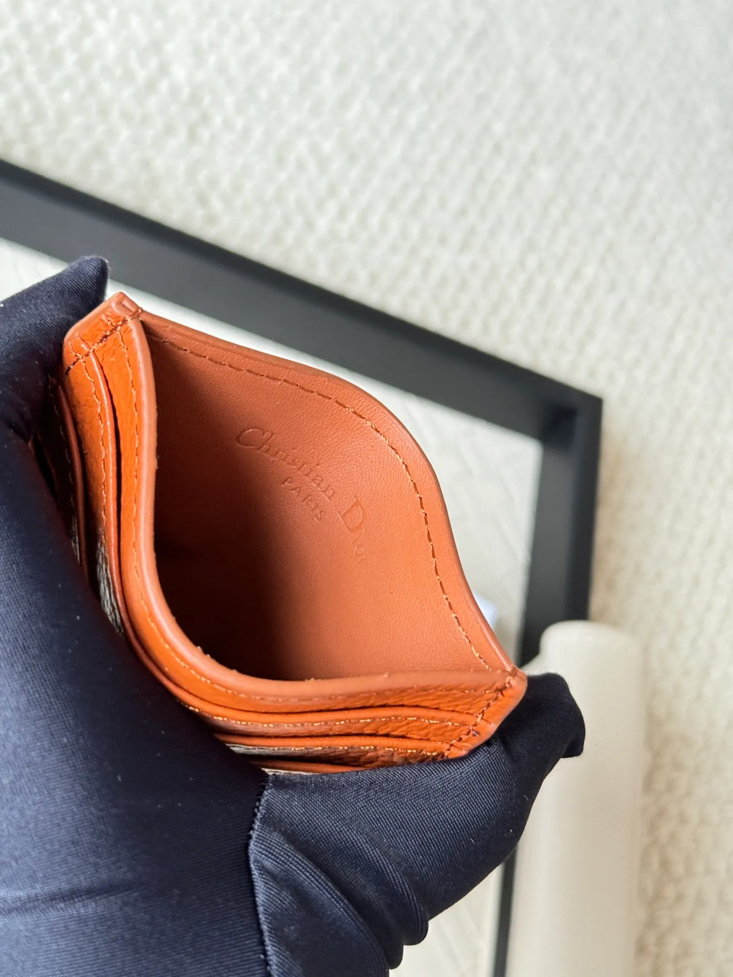 💰110 This Dior card holder is elegant and exquisite😍 and is carefully made of cowhide [strong]. There are 3 card slots on each side and 1 card slot on the top, which is exquisite and exquisite in shape. Style number: CH135 Size: 10*8cm