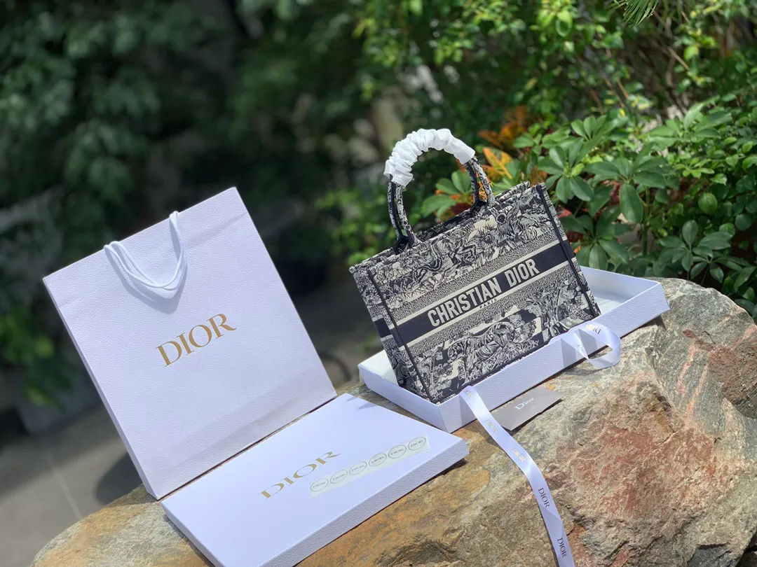 Top upgraded version💰1500 Dimensions 36 x 27.5 x 16.5 CM Pure European overseas channel goods! D’s tote is so popular! This series has always been out of stock and replenished. In the latest season, the counter launched a horizontal striped blue tiger tote bag! It still uses blue tiger as the base, but adds a horizontal stripe design on the surface of the bag. The upper body is more beautiful and special, and it is easy to carry and photogenic! The return rate is 100% when it comes out, so if you haven’t bought this series before, buy it now!