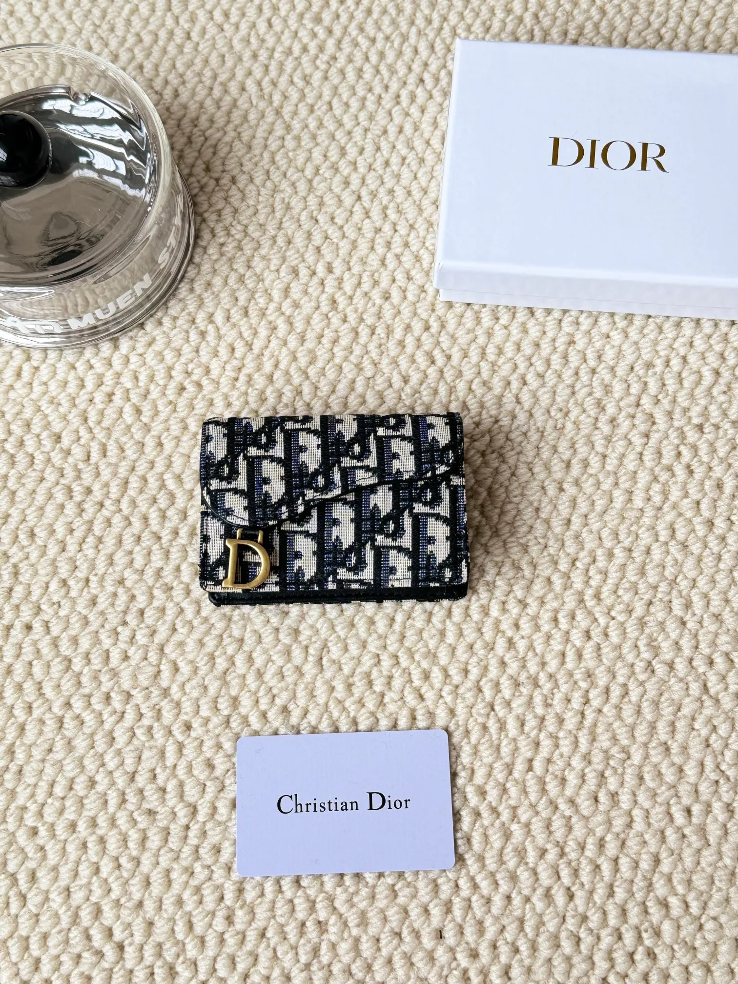 💰120 dior classic new saddle card holder is now available! It’s a small one and can hold a dozen cards and a few cash, which is enough for today’s people! The retro classic Oblique print, paired with exquisite hot stamping accessories "D" lettering, adds a modern style to the whole, with a retro feel and a full sense of fashion... Style number 5611, size: 10.5x7cm