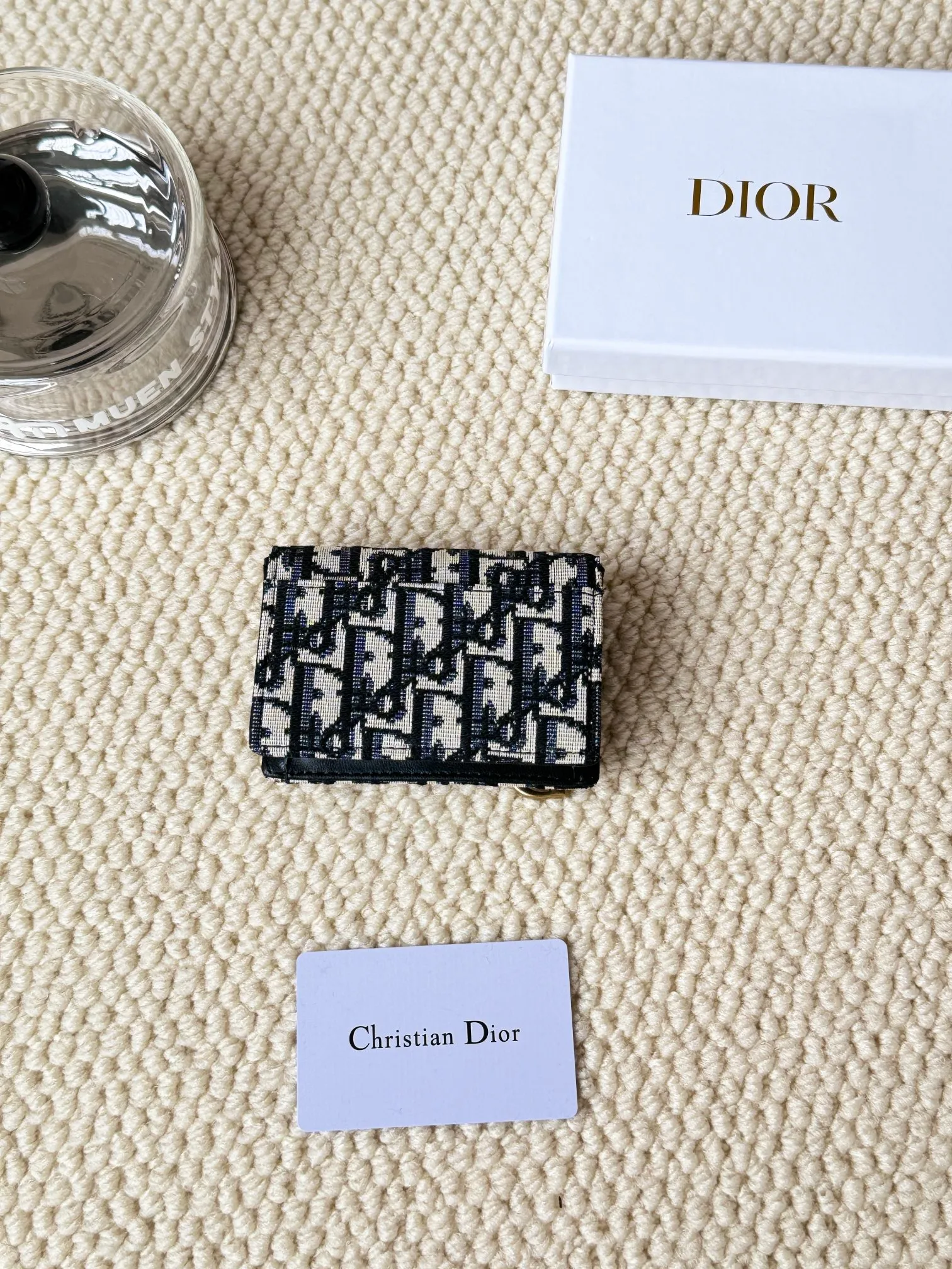💰120 dior classic new saddle card holder is now available! It’s a small one and can hold a dozen cards and a few cash, which is enough for today’s people! The retro classic Oblique print, paired with exquisite hot stamping accessories "D" lettering, adds a modern style to the whole, with a retro feel and a full sense of fashion... Style number 5611, size: 10.5x7cm