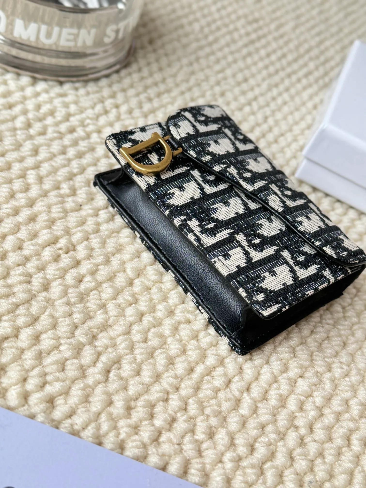 💰120 dior classic new saddle card holder is now available! It’s a small one and can hold a dozen cards and a few cash, which is enough for today’s people! The retro classic Oblique print, paired with exquisite hot stamping accessories "D" lettering, adds a modern style to the whole, with a retro feel and a full sense of fashion... Style number 5611, size: 10.5x7cm