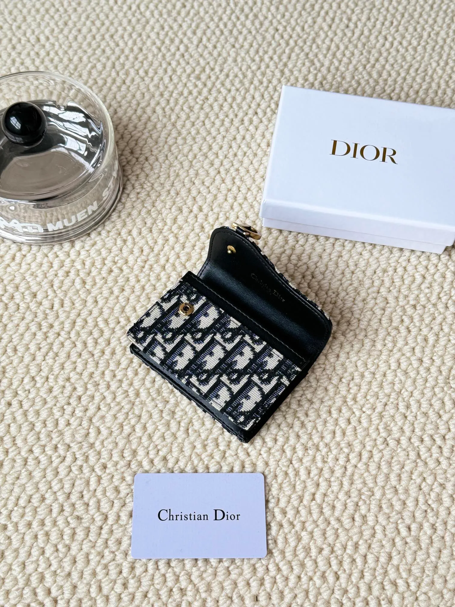 💰120 dior classic new saddle card holder is now available! It’s a small one and can hold a dozen cards and a few cash, which is enough for today’s people! The retro classic Oblique print, paired with exquisite hot stamping accessories "D" lettering, adds a modern style to the whole, with a retro feel and a full sense of fashion... Style number 5611, size: 10.5x7cm