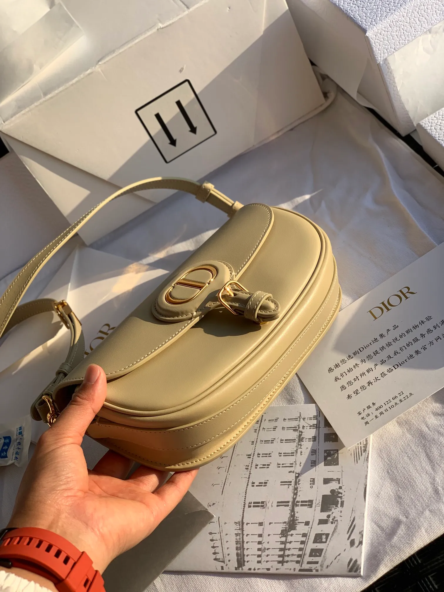 ❗️❗️❗️Free shipping with SF Express for year-end events❗️❗️❗️💰1560 Size: 22 x 13 x 5 CM light yellow bobby underarm bag! Genuine original fabrics, original cowhide, and counter-level workmanship are all recognizable! NEWDi*or's new autumn and winter new East-West bags are released, and all the actresses are calling! The official website’s flagship model! The retro-style Bobby transforms into a narrow crescent moon Bobby, with a sense of luxury! And it can be carried under the armpits, which is fashionable and good-looking! High-end color matching and short detachable shoulder strap, you can easily control a variety of styles! Combining fashionable attitude and elegant style, it has become an innovative piece suitable for day and night. If you like it, go for it! Will not step on thunder!
