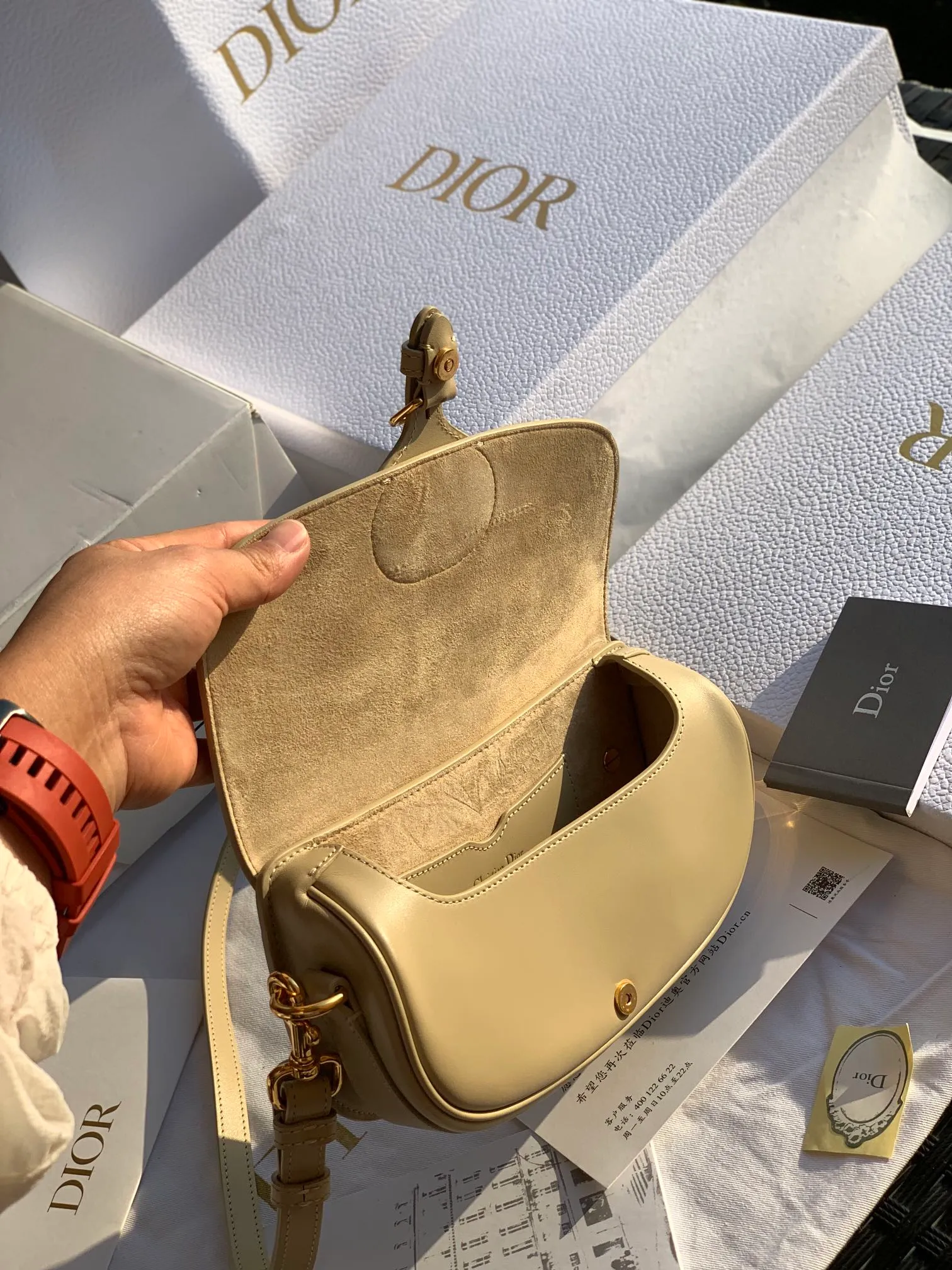 ❗️❗️❗️Free shipping with SF Express for year-end events❗️❗️❗️💰1560 Size: 22 x 13 x 5 CM light yellow bobby underarm bag! Genuine original fabrics, original cowhide, and counter-level workmanship are all recognizable! NEWDi*or's new autumn and winter new East-West bags are released, and all the actresses are calling! The official website’s flagship model! The retro-style Bobby transforms into a narrow crescent moon Bobby, with a sense of luxury! And it can be carried under the armpits, which is fashionable and good-looking! High-end color matching and short detachable shoulder strap, you can easily control a variety of styles! Combining fashionable attitude and elegant style, it has become an innovative piece suitable for day and night. If you like it, go for it! Will not step on thunder!