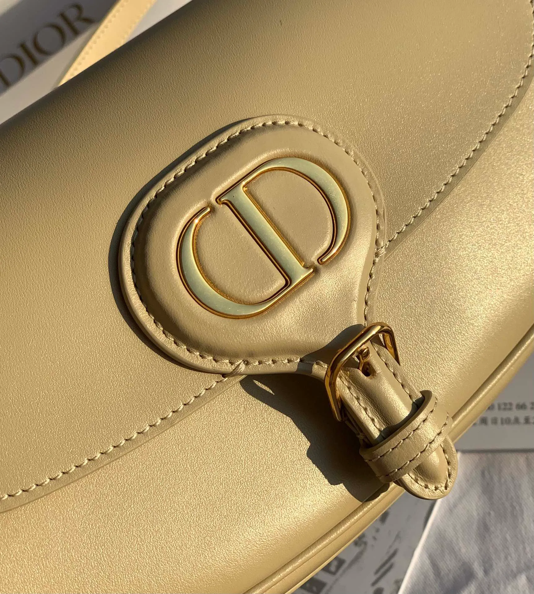 ❗️❗️❗️Free shipping with SF Express for year-end events❗️❗️❗️💰1560 Size: 22 x 13 x 5 CM light yellow bobby underarm bag! Genuine original fabrics, original cowhide, and counter-level workmanship are all recognizable! NEWDi*or's new autumn and winter new East-West bags are released, and all the actresses are calling! The official website’s flagship model! The retro-style Bobby transforms into a narrow crescent moon Bobby, with a sense of luxury! And it can be carried under the armpits, which is fashionable and good-looking! High-end color matching and short detachable shoulder strap, you can easily control a variety of styles! Combining fashionable attitude and elegant style, it has become an innovative piece suitable for day and night. If you like it, go for it! Will not step on thunder!