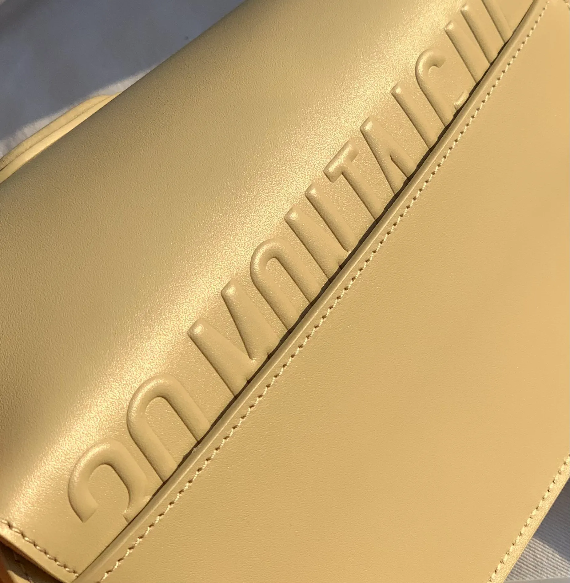 ❗️❗️❗️Free shipping with SF Express for year-end events❗️❗️❗️💰1560 Size: 22 x 13 x 5 CM light yellow bobby underarm bag! Genuine original fabrics, original cowhide, and counter-level workmanship are all recognizable! NEWDi*or's new autumn and winter new East-West bags are released, and all the actresses are calling! The official website’s flagship model! The retro-style Bobby transforms into a narrow crescent moon Bobby, with a sense of luxury! And it can be carried under the armpits, which is fashionable and good-looking! High-end color matching and short detachable shoulder strap, you can easily control a variety of styles! Combining fashionable attitude and elegant style, it has become an innovative piece suitable for day and night. If you like it, go for it! Will not step on thunder!