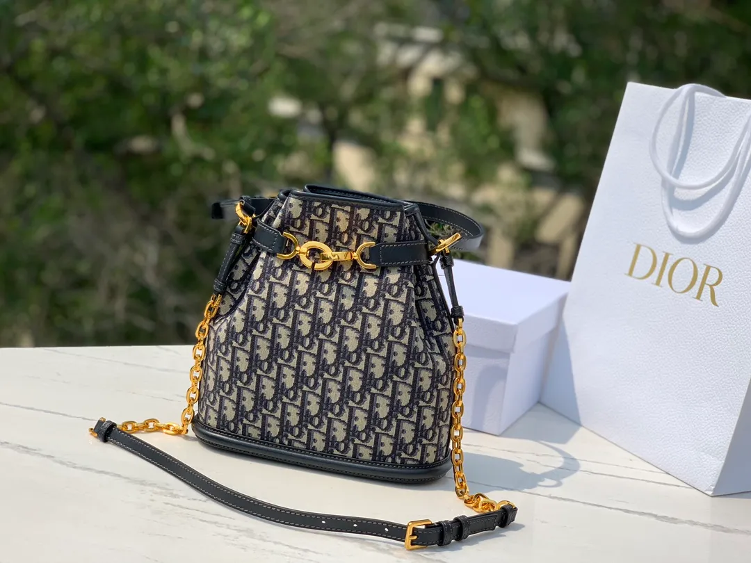 Top upgraded version 💰1600 Size: 24×10×24.5cm Hong Kong channel order! Dior CEST presbyopic bucket bag, elegant and classic, blue oblique presbyopic fabric, unique bucket bag shape like a money bag! Rotating D letter opening and closing CD lock, tightening the bag mouth for high security, when loosened, the whole bag also has a casual and lazy feeling. The two long and short shoulder straps can be adjusted and the chain can be detached. The hard base is placed for a more three-dimensional effect, and the atmosphere is full! The main one is a tongle to achieve the freedom of the bag, sisters!