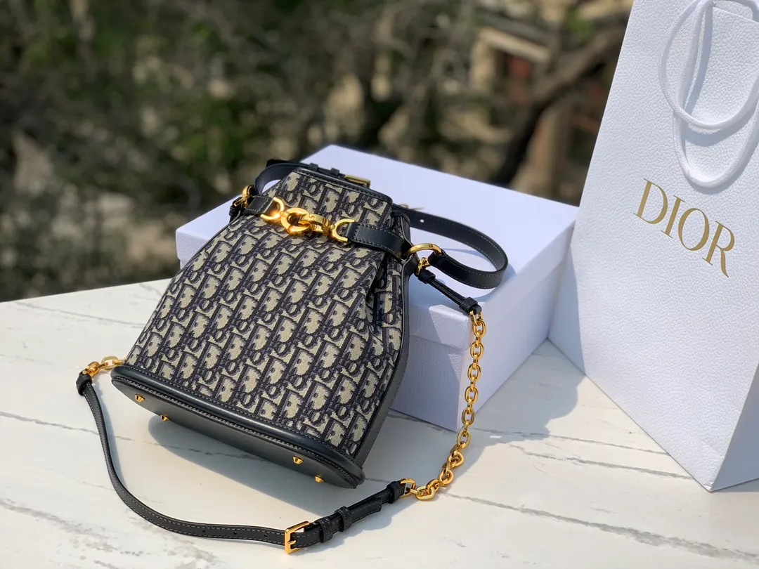 Top upgraded version 💰1600 Size: 24×10×24.5cm Hong Kong channel order! Dior CEST presbyopic bucket bag, elegant and classic, blue oblique presbyopic fabric, unique bucket bag shape like a money bag! Rotating D letter opening and closing CD lock, tightening the bag mouth for high security, when loosened, the whole bag also has a casual and lazy feeling. The two long and short shoulder straps can be adjusted and the chain can be detached. The hard base is placed for a more three-dimensional effect, and the atmosphere is full! The main one is a tongle to achieve the freedom of the bag, sisters!