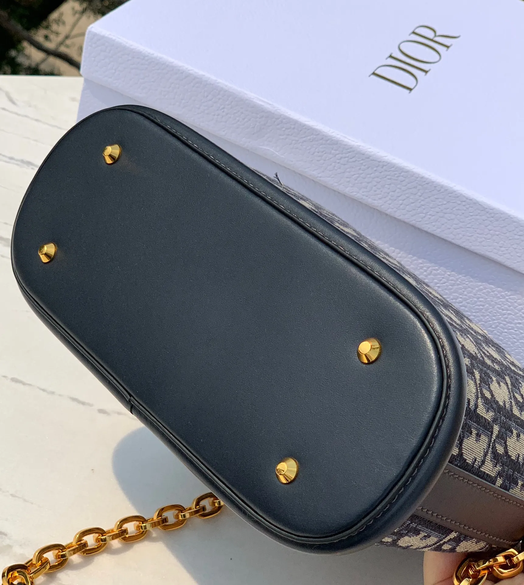Top upgraded version 💰1600 Size: 24×10×24.5cm Hong Kong channel order! Dior CEST presbyopic bucket bag, elegant and classic, blue oblique presbyopic fabric, unique bucket bag shape like a money bag! Rotating D letter opening and closing CD lock, tightening the bag mouth for high security, when loosened, the whole bag also has a casual and lazy feeling. The two long and short shoulder straps can be adjusted and the chain can be detached. The hard base is placed for a more three-dimensional effect, and the atmosphere is full! The main one is a tongle to achieve the freedom of the bag, sisters!