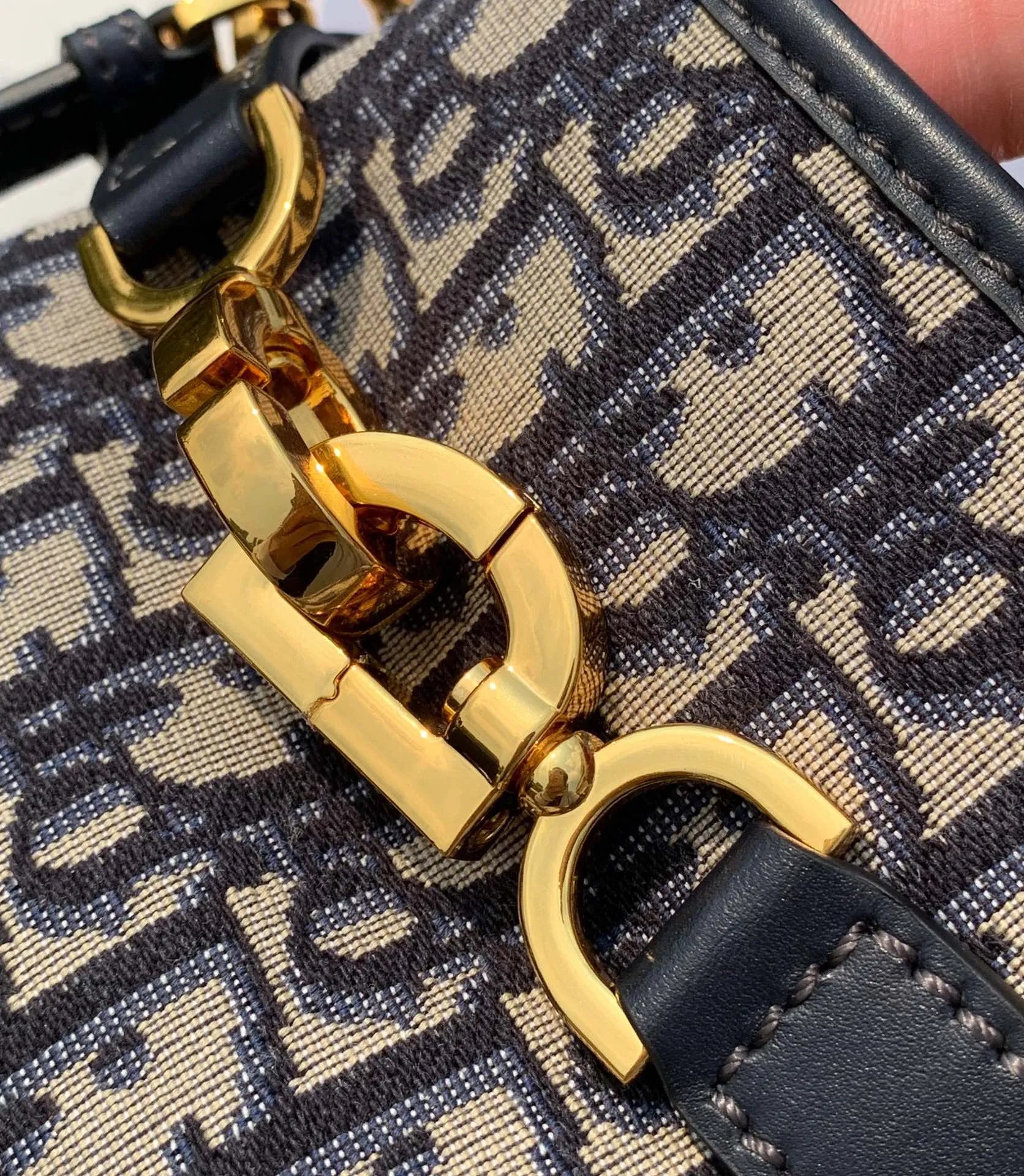 Top upgraded version 💰1600 Size: 24×10×24.5cm Hong Kong channel order! Dior CEST presbyopic bucket bag, elegant and classic, blue oblique presbyopic fabric, unique bucket bag shape like a money bag! Rotating D letter opening and closing CD lock, tightening the bag mouth for high security, when loosened, the whole bag also has a casual and lazy feeling. The two long and short shoulder straps can be adjusted and the chain can be detached. The hard base is placed for a more three-dimensional effect, and the atmosphere is full! The main one is a tongle to achieve the freedom of the bag, sisters!